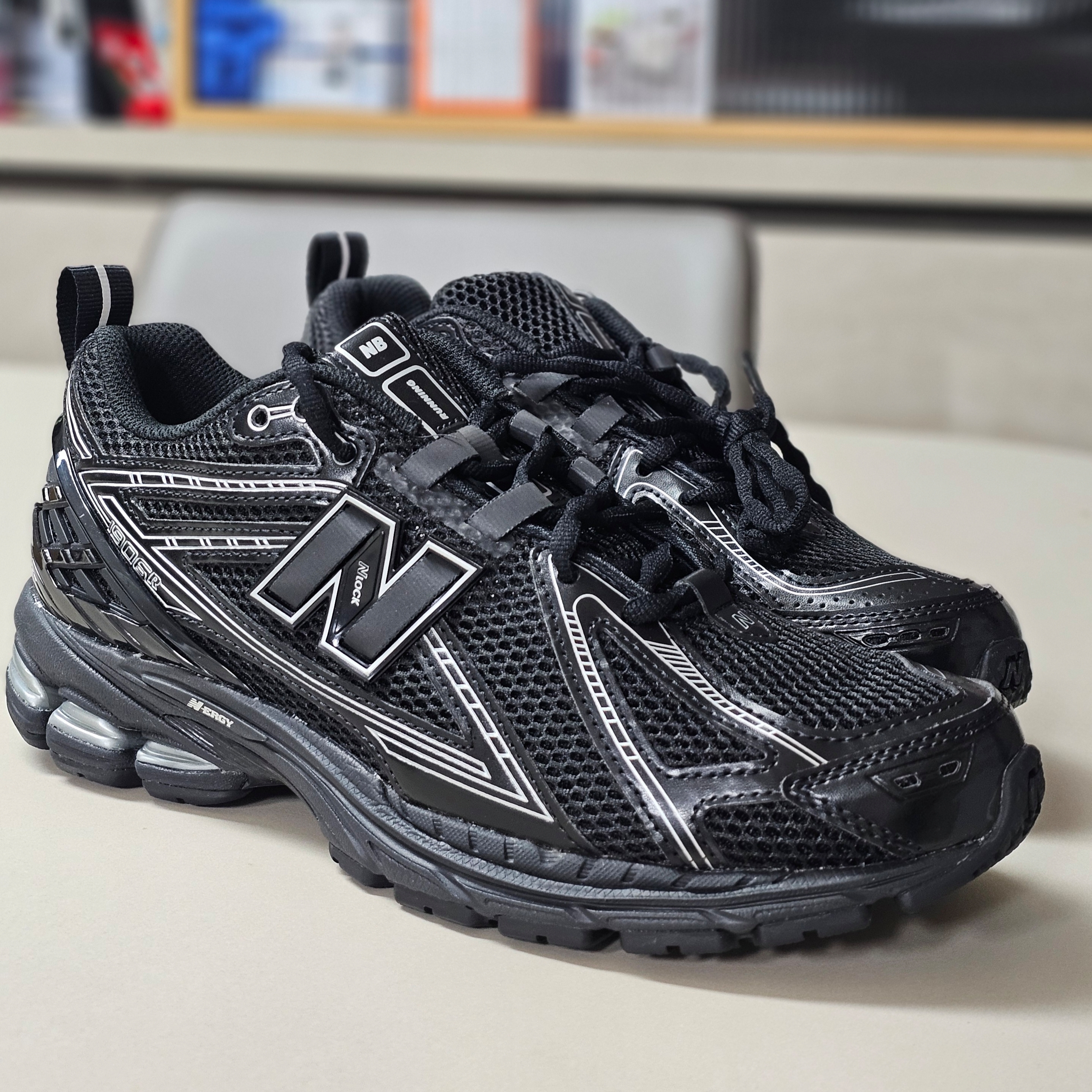 New Balance 1906R Black Silver Metallic 착용 스타일