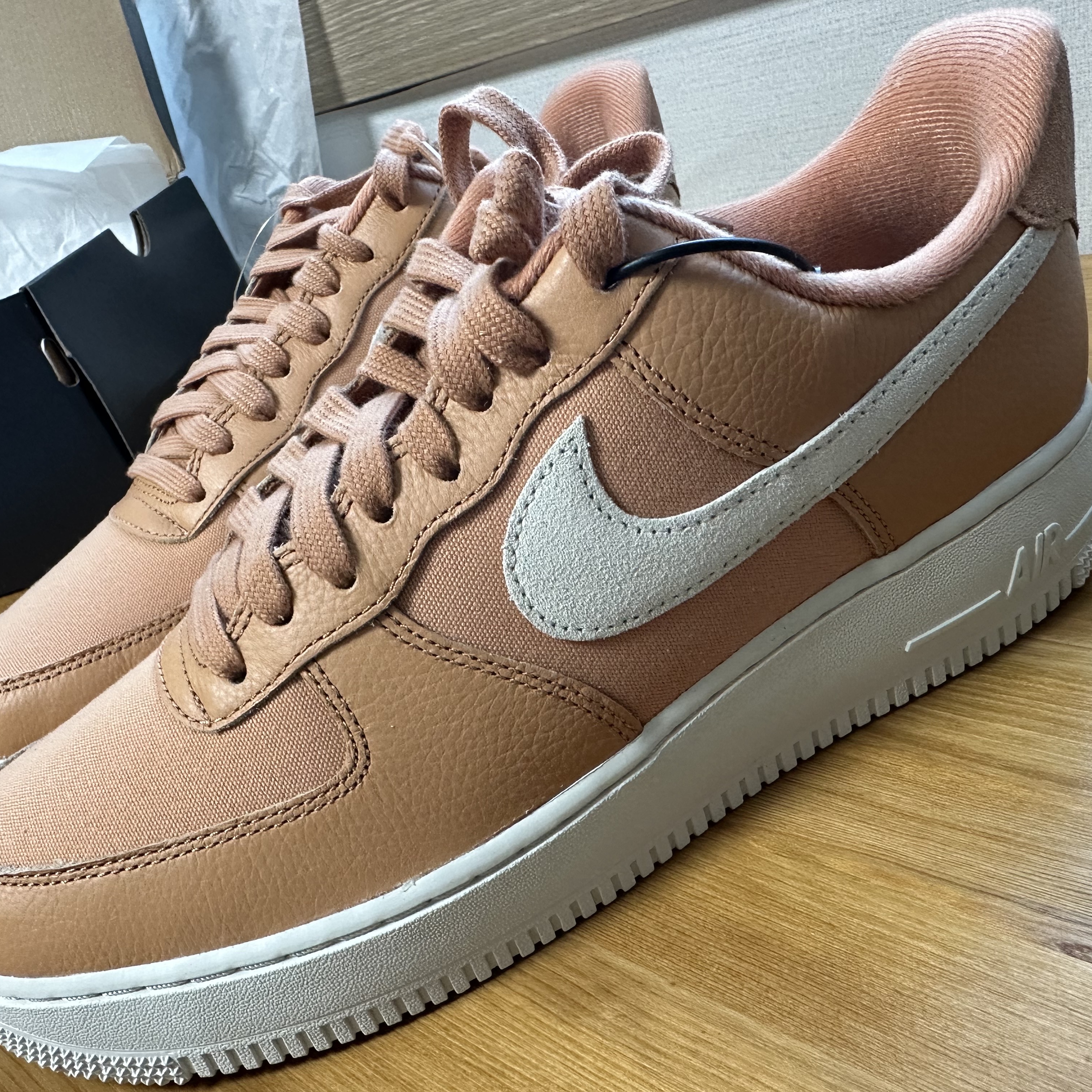 Nike Air Force 1 '07 LX Amber Brown 착용 스타일 - 3