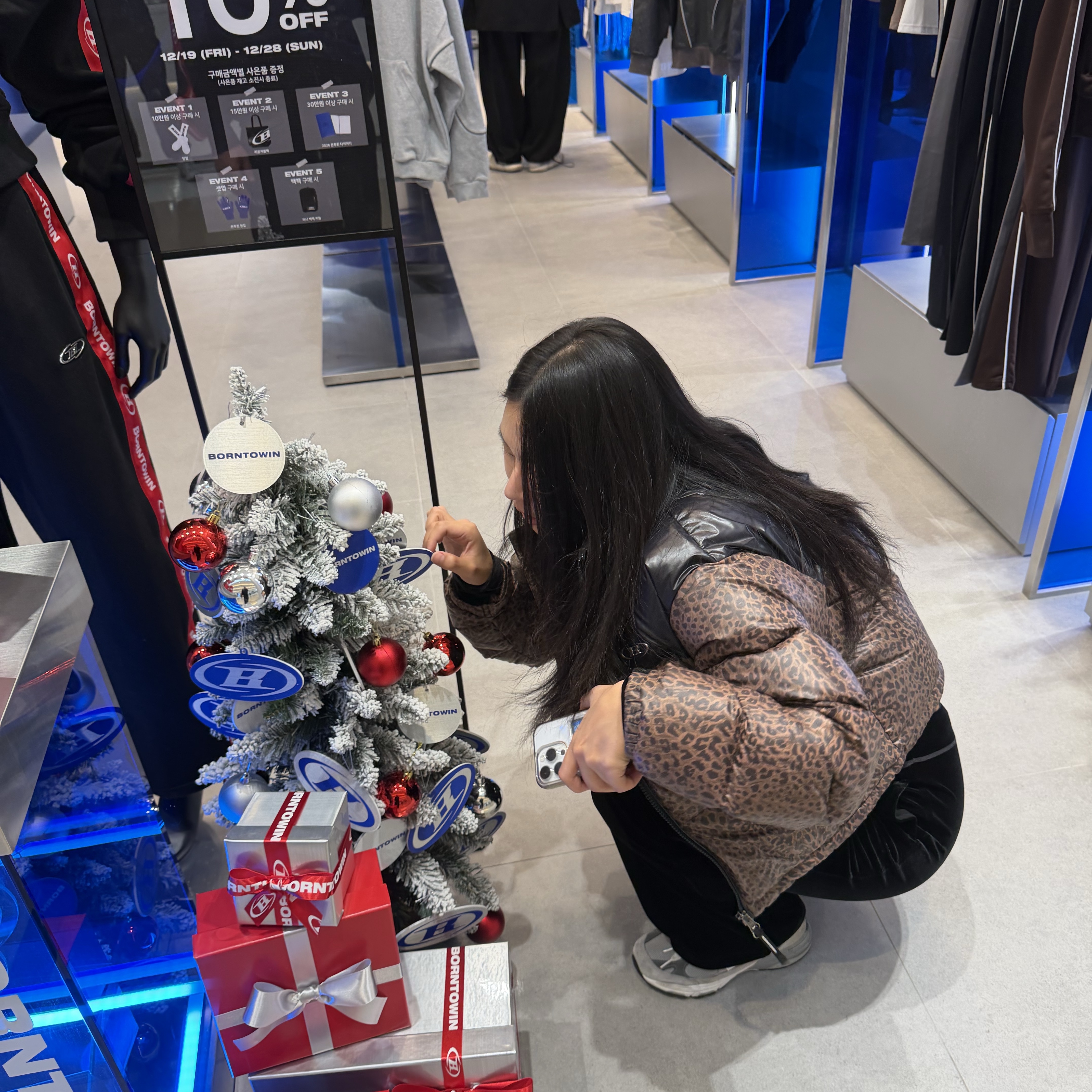 BORN TO WIN W Silver B Glossy Crop Puffer Down Leopard, BORN TO WIN Akt Key Ring Blue 착용 스타일 - 1