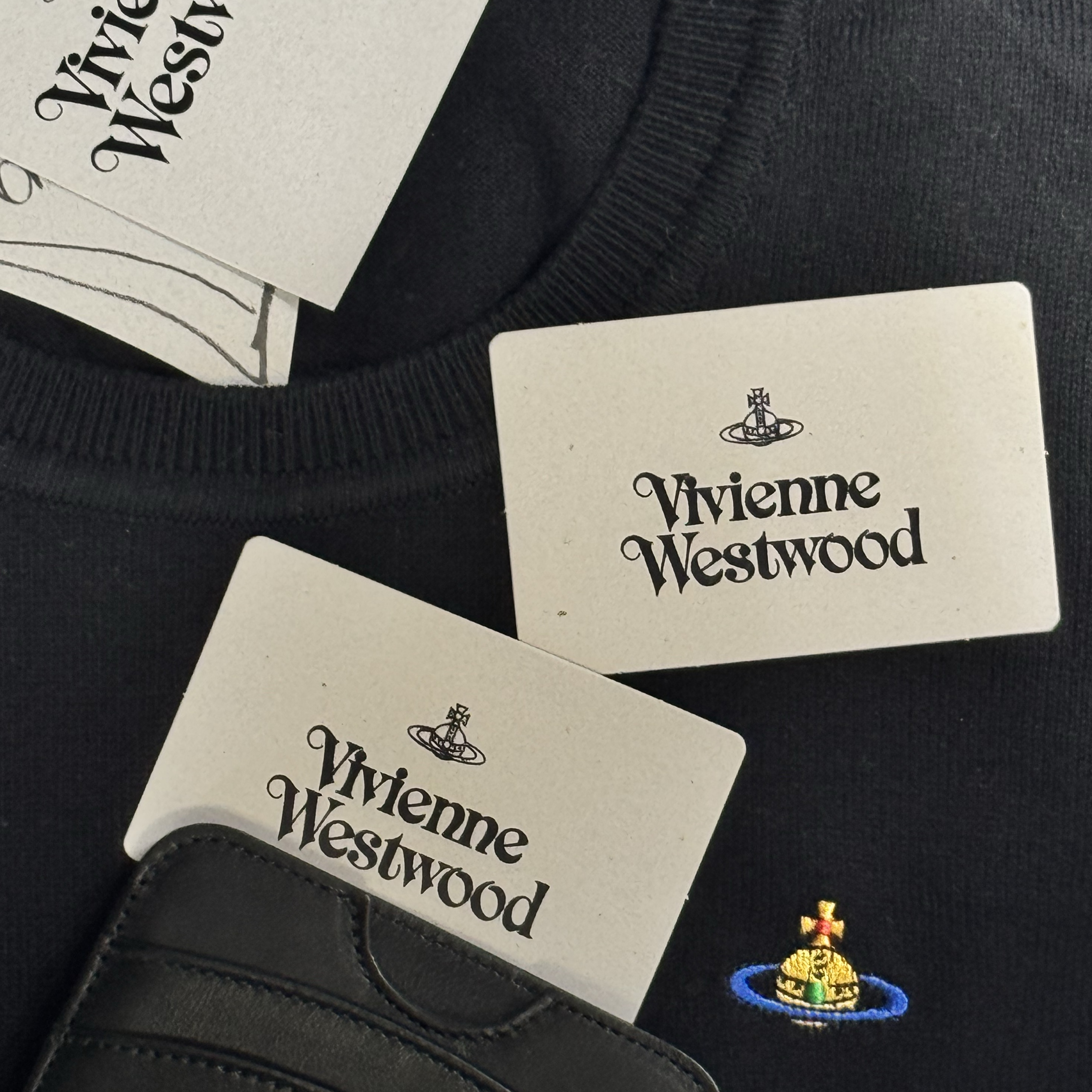 (W) Vivienne Westwood Bea Jumper Black, Vivienne Westwood Nappa Leather Half Moon Card Holder Black 착용 스타일 - 5