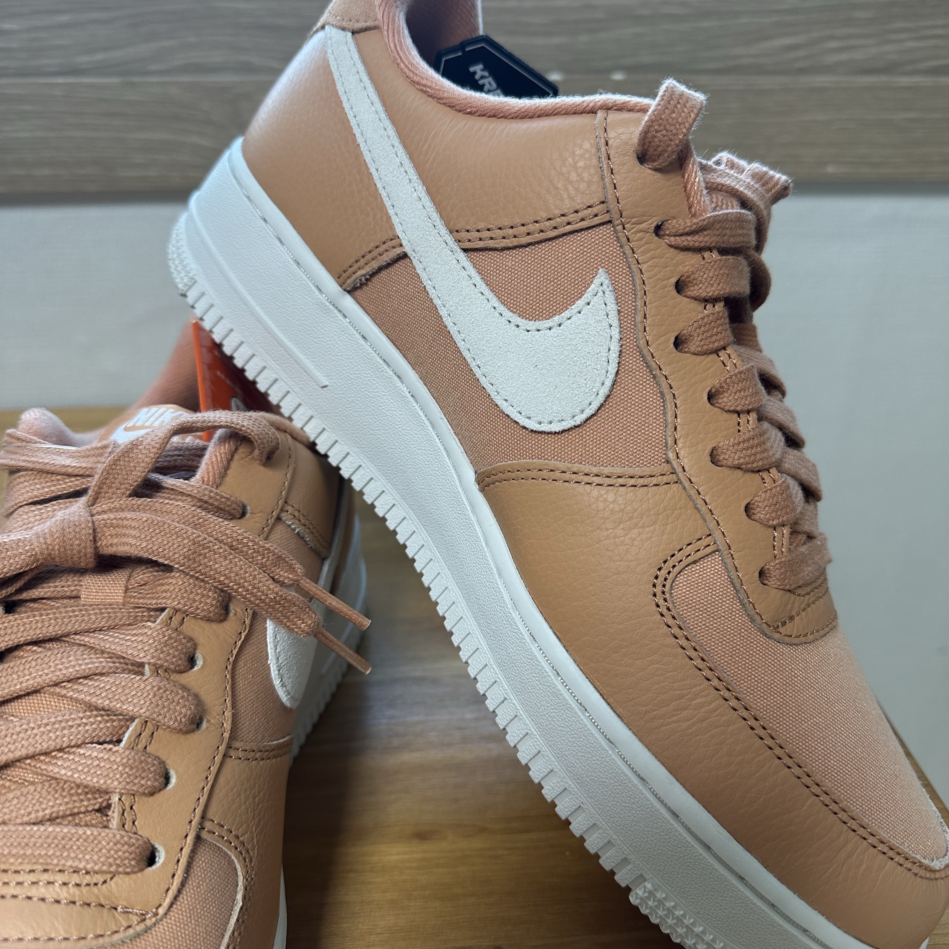 Nike Air Force 1 '07 LX Amber Brown 착용 스타일 - 5