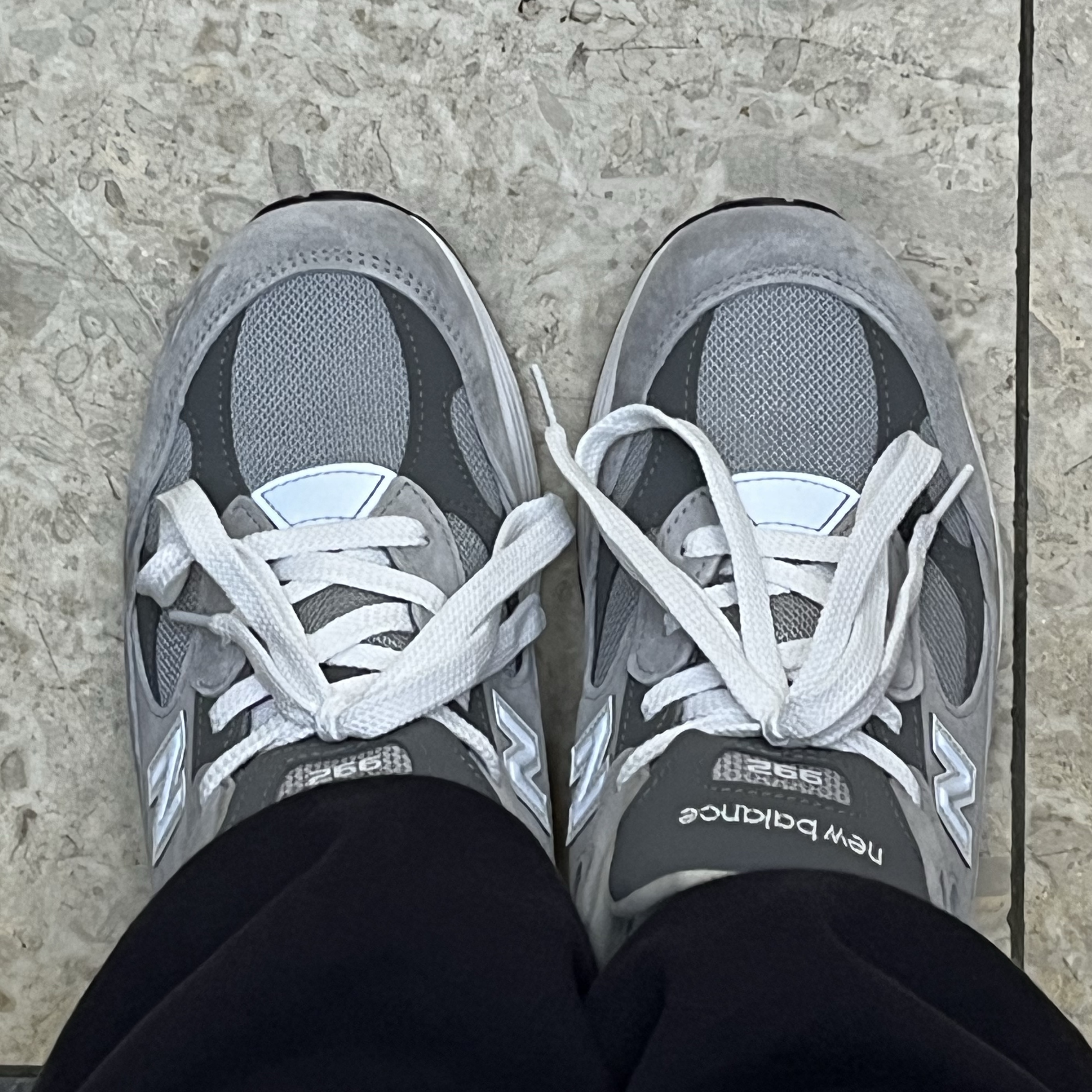 New Balance 992 Made in USA Core Grey Silver Metallic 착용 스타일