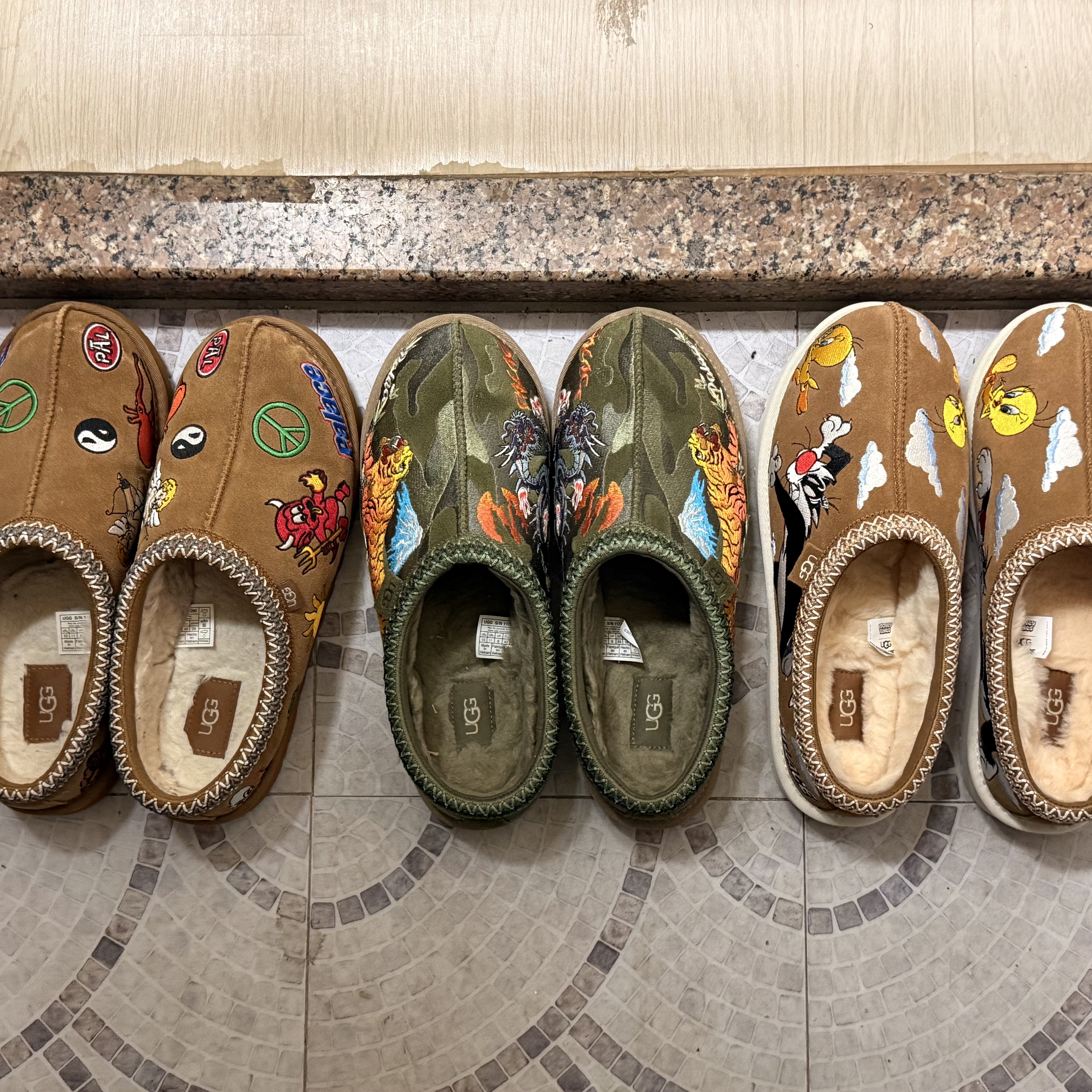 UGG x Palace x Looney Tunes Tasman Slipper Chestnut, Gallery Dept. x Lanvin Painted Cap Black 착용 스타일 - 4