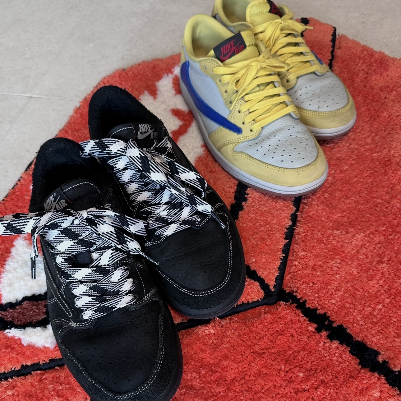 (W) Jordan 1 x Travis Scott Retro Low OG SP Canary, Jordan 1 x Travis Scott Retro Low OG SP Black Phantom 착용 스타일 - 2