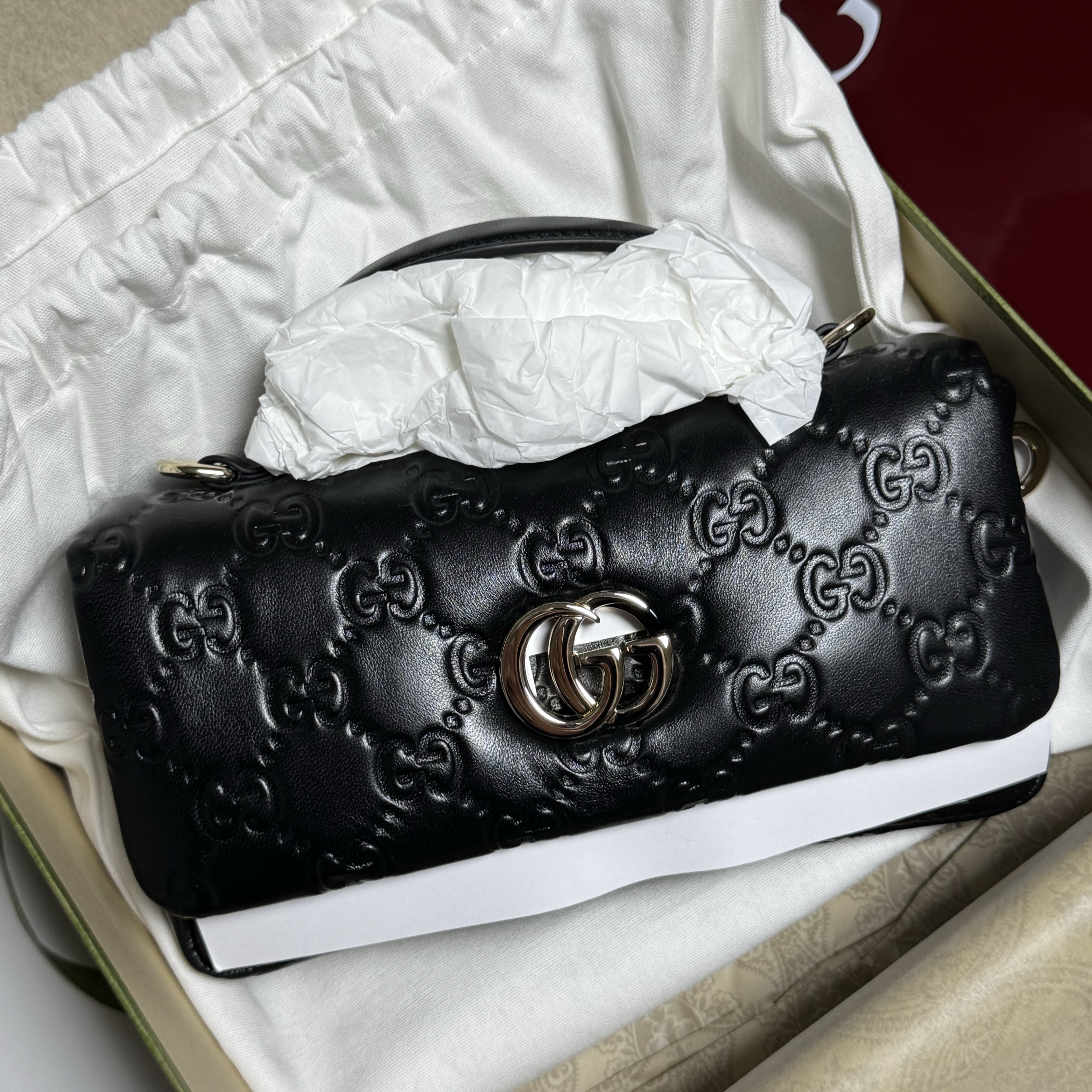 Gucci GG Milano Mini Top Handle Bag Black Leather 착용 스타일 - 3