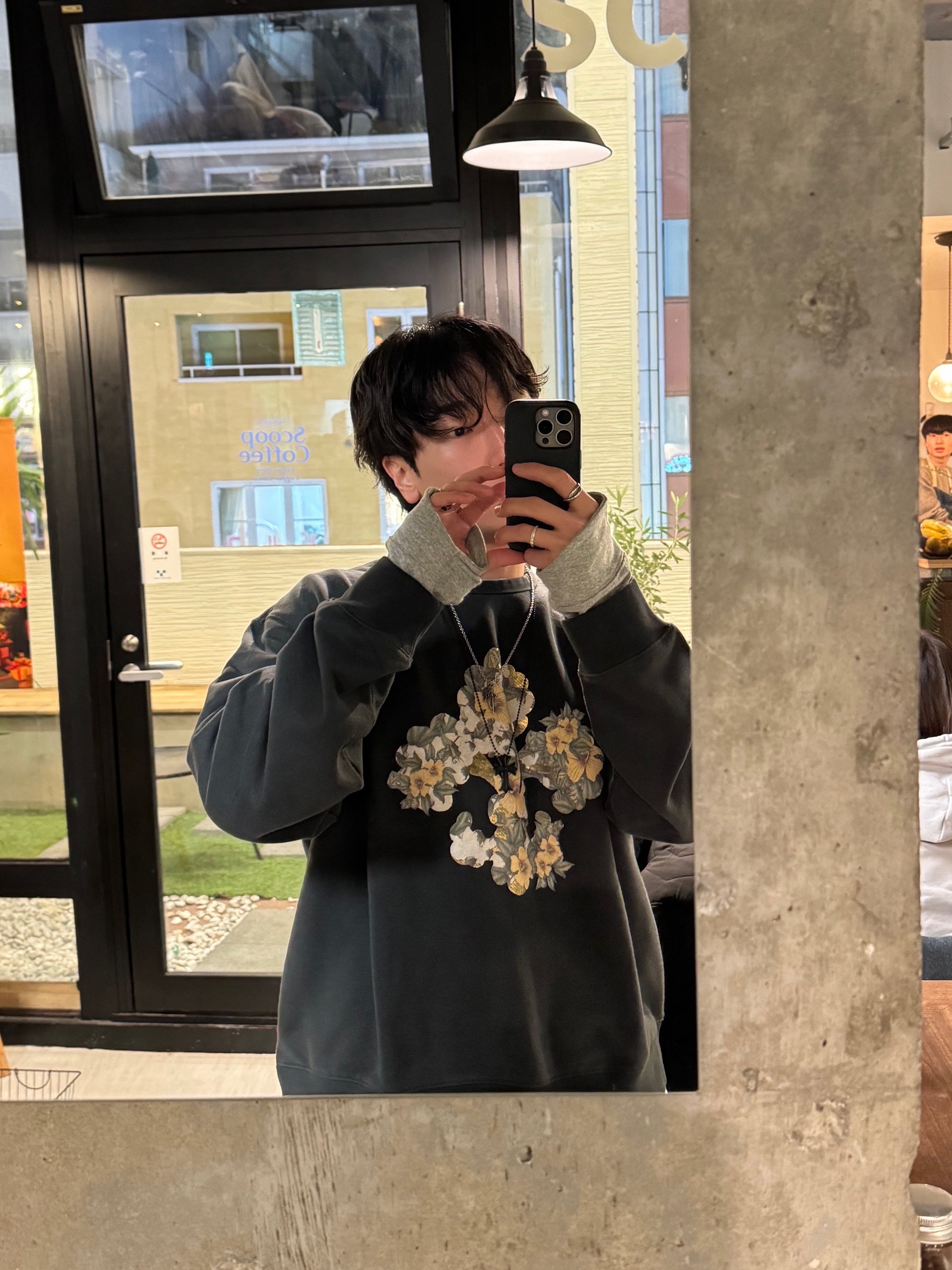 Levi's x Denim Tears Crewneck Sweatshirt Black, Chrome Hearts Silichrome CH Cross Pendant Black 2022/2023/2025 착용 스타일 - 1