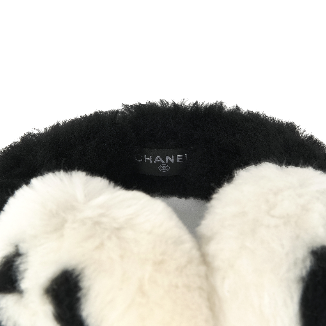 샤넬 이어머프 셔링 램스킨 에크루 블랙(Chanel Earmuffs Shearling Lambskin Ecru Black) - 3