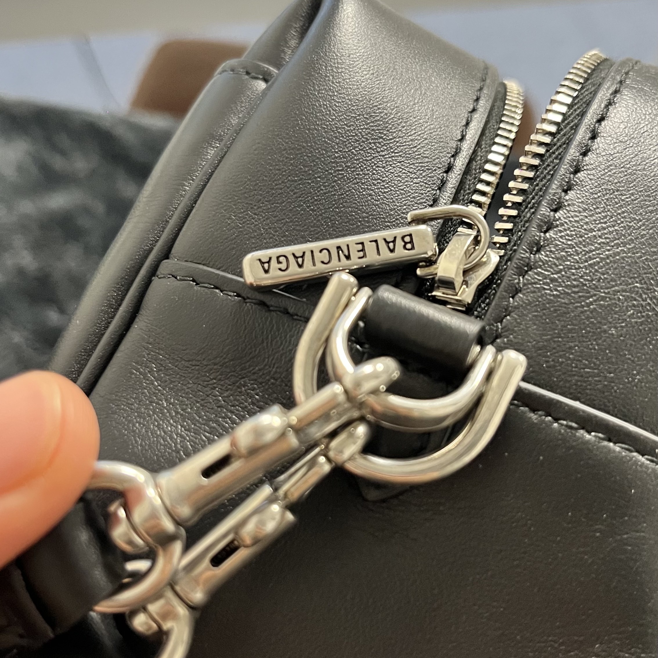 Balenciaga Rodeo Camera Bag Black 착용 스타일 - 8