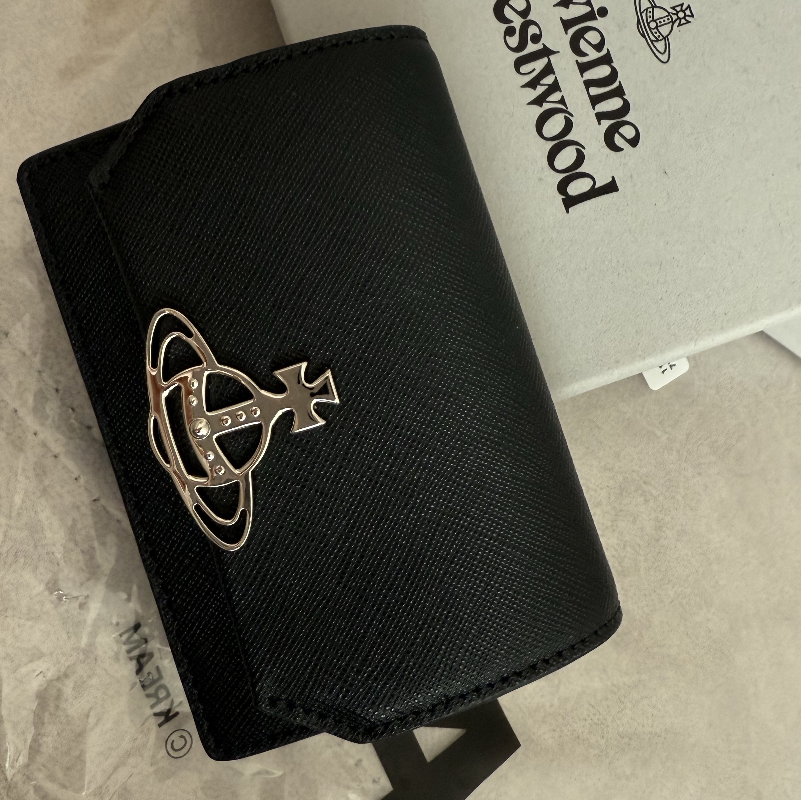 Vivienne Westwood Saffiano Cow Leather Card Holder Black 착용 스타일