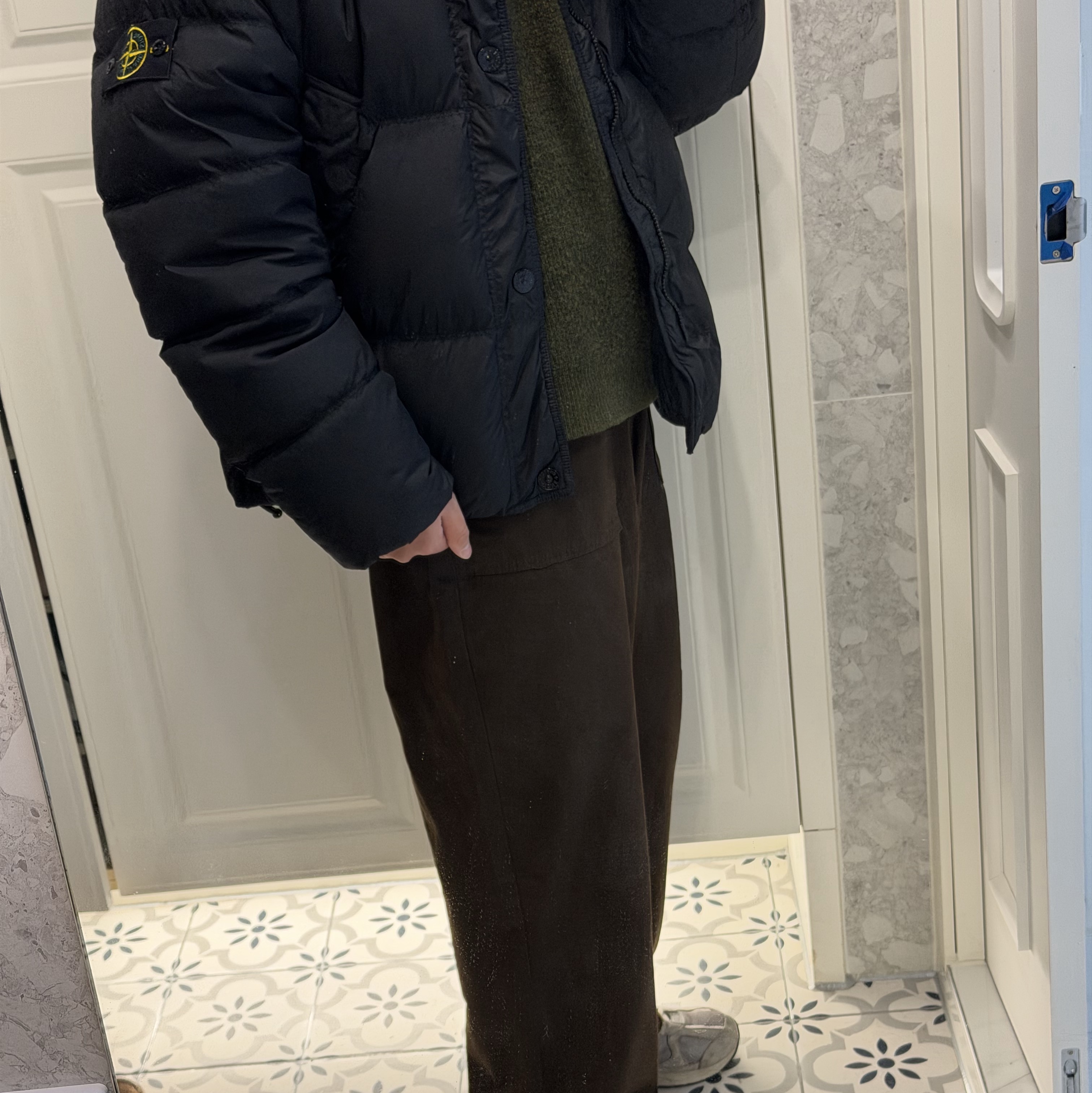 Stone Island 4100010 Crinkle Reps NY Recycled Nylon Down Jacket with Wind Resistant Black - 25FW 착용 스타일