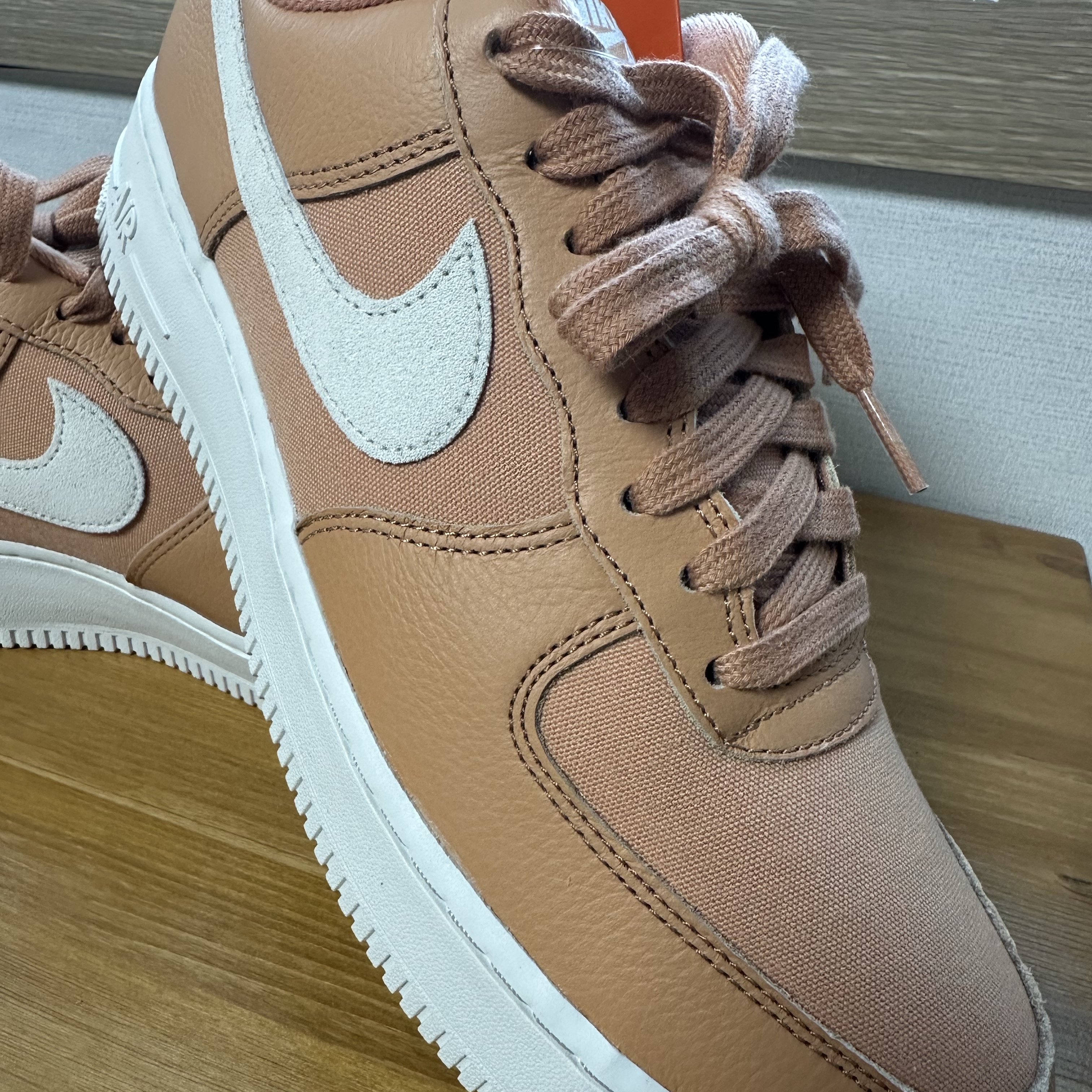 Nike Air Force 1 '07 LX Amber Brown 착용 스타일 - 2