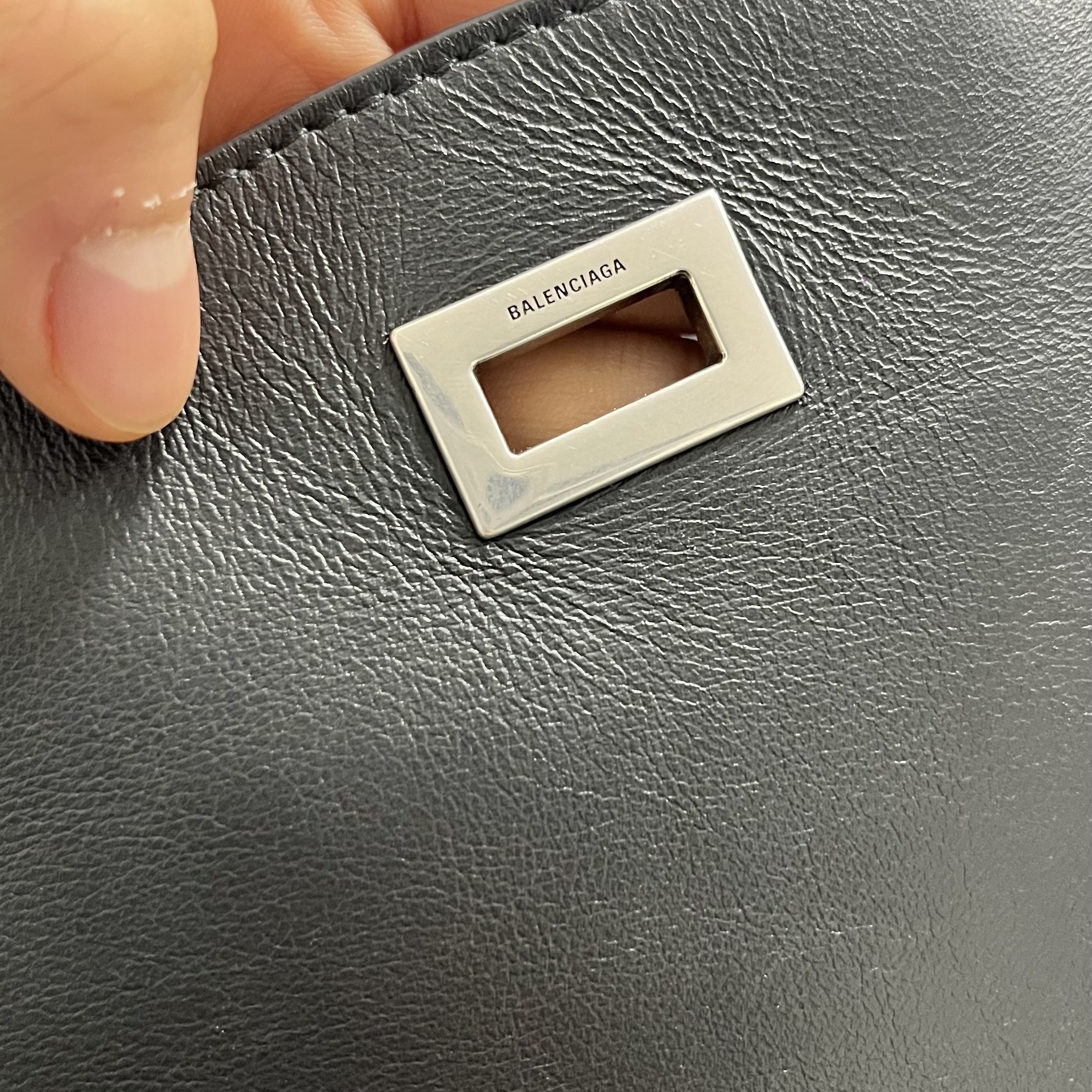 Balenciaga Rodeo Camera Bag Black 착용 스타일 - 4