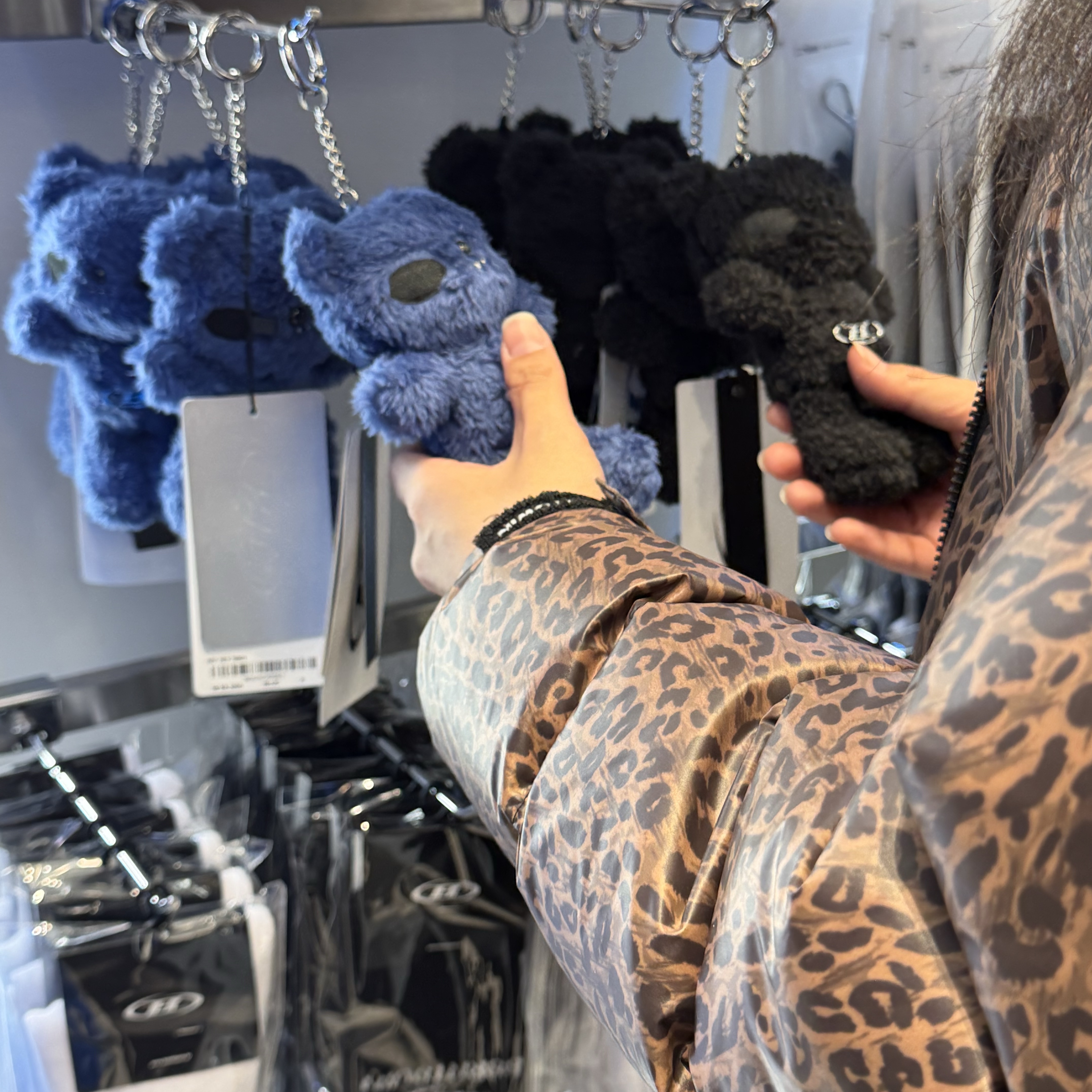 BORN TO WIN W Silver B Glossy Crop Puffer Down Leopard, BORN TO WIN Akt Key Ring Blue 착용 스타일 - 2