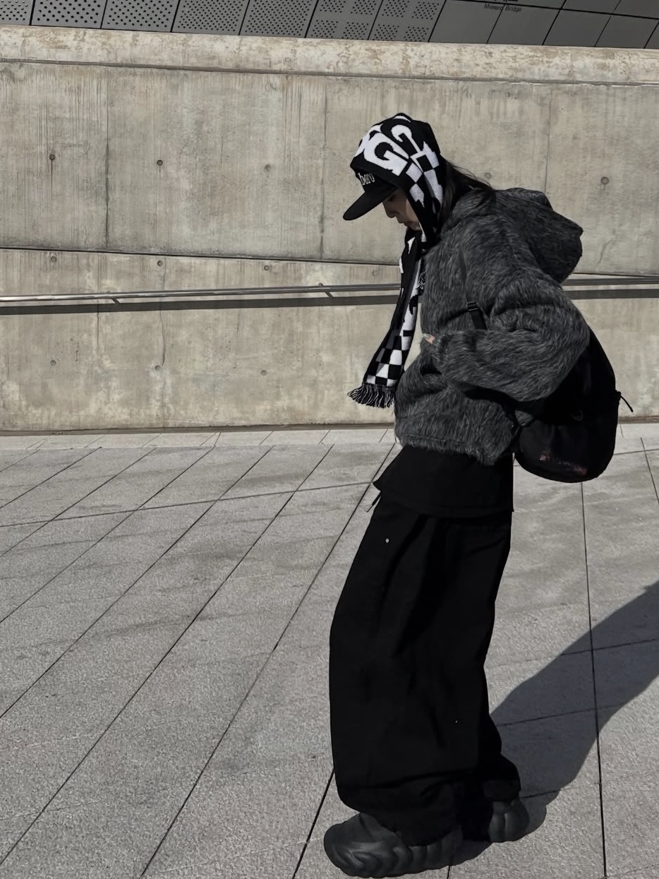 CDG Logo Check Muffler White Black, Crocs Overpuff Shorty Black 착용 스타일 - 1