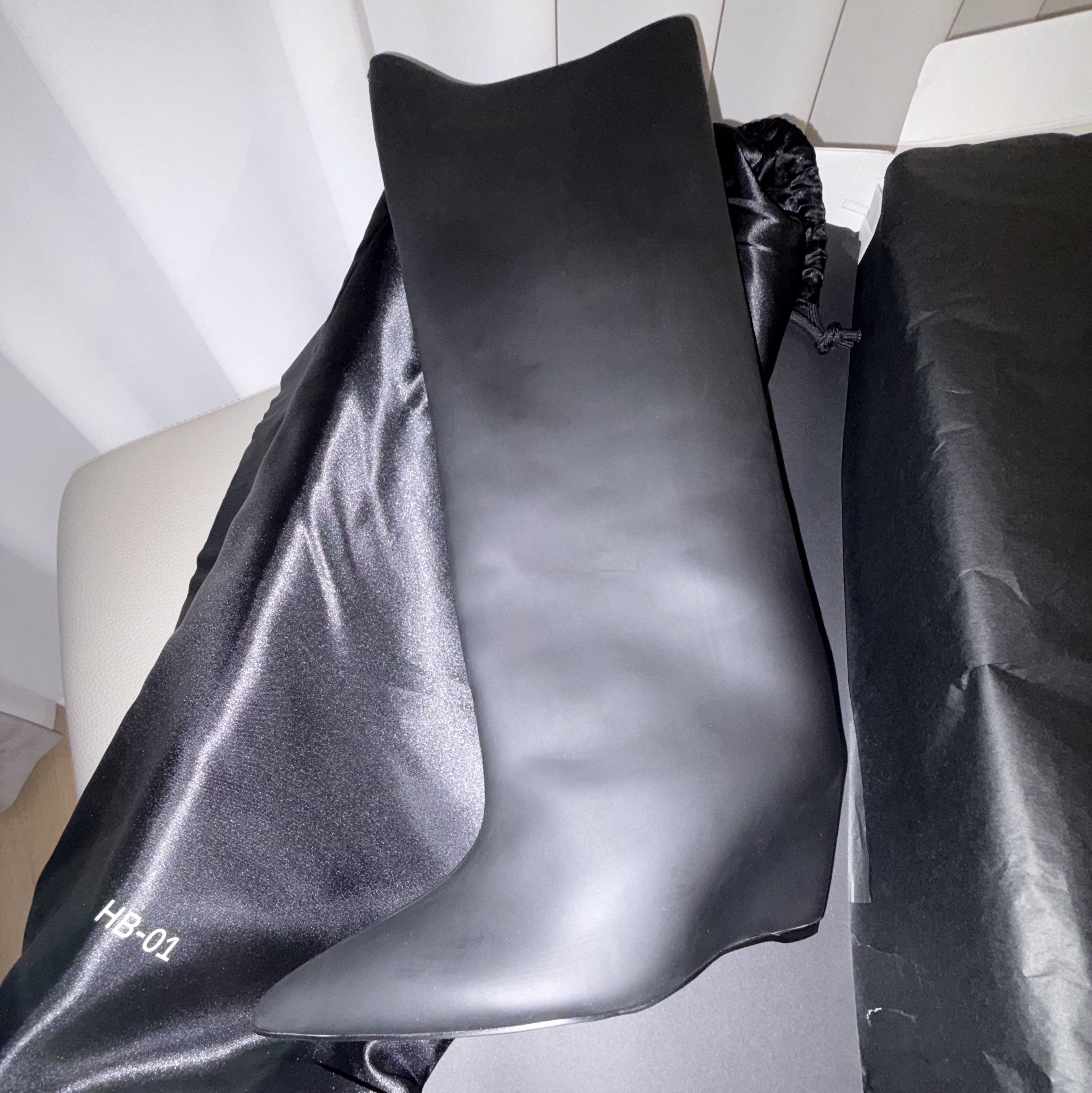 (W) Yeezy HB-01 Black 착용 스타일 - 3