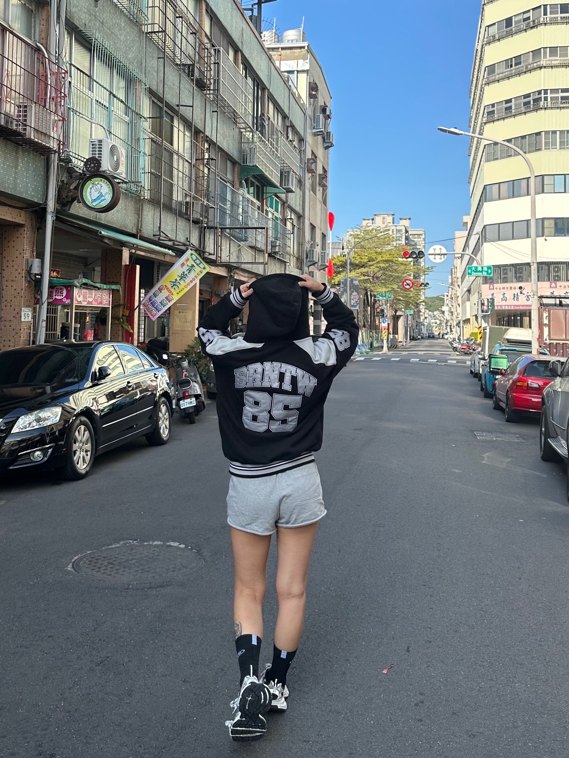 BORN TO WIN 85 Applique Rugby Hoodie Zip-Up Grey, BORN TO WIN BRN Running Compression Socks Black 착용 스타일 - 1