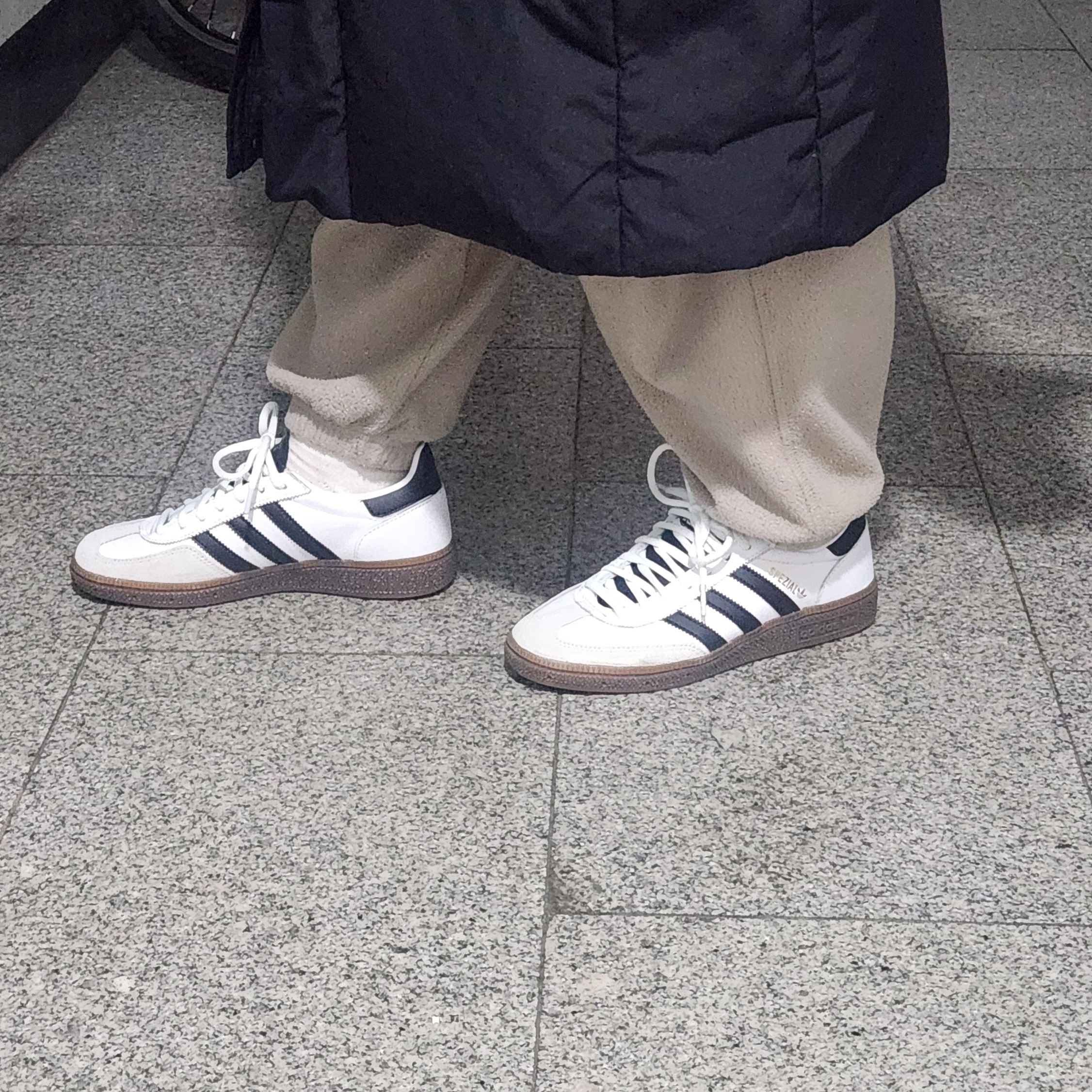 Adidas Spezial Handball White Core Black 착용 스타일 - 2