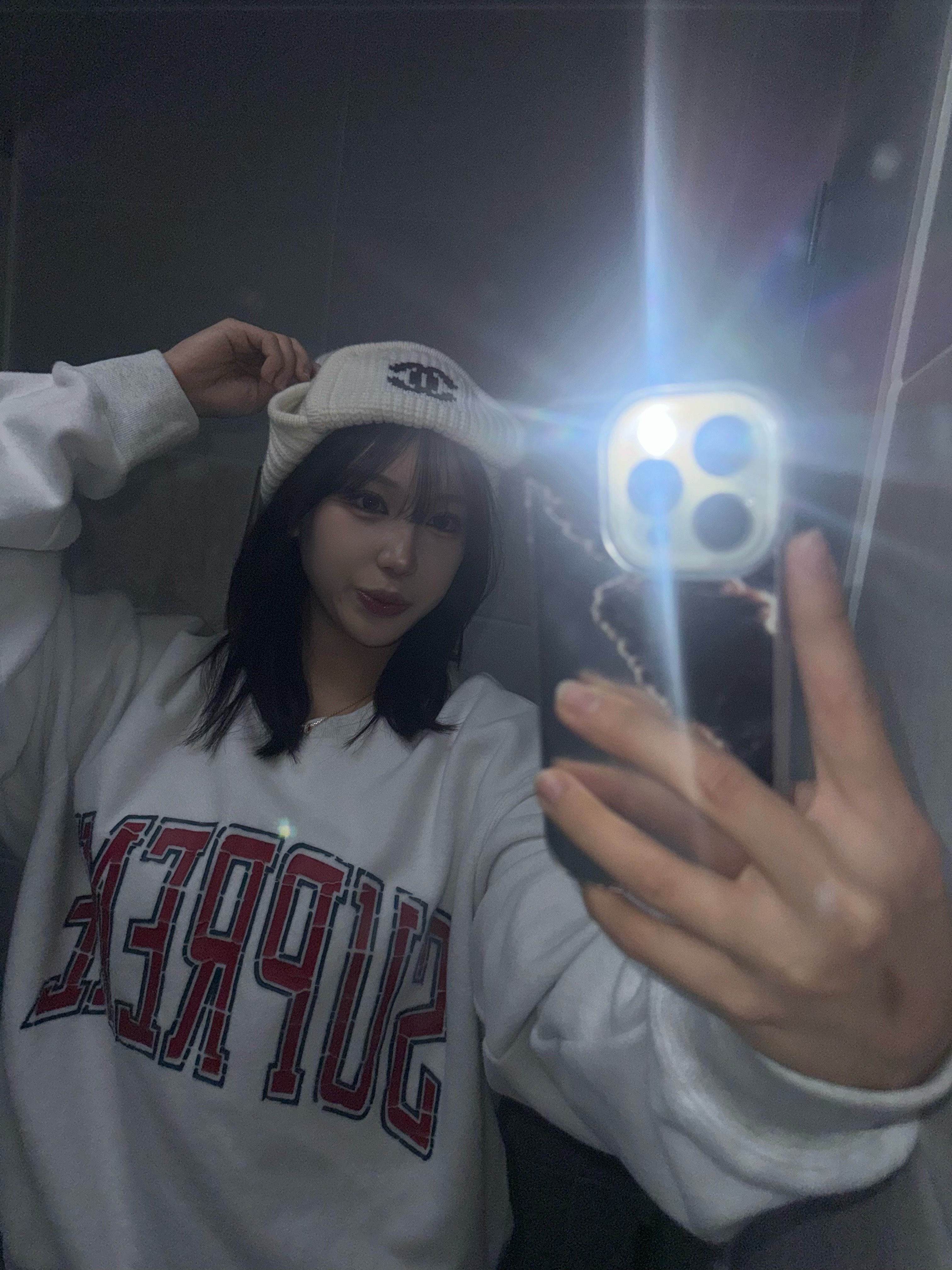 Supreme Inside Out Crewneck Ash Grey - 23FW 착용 스타일 - 3