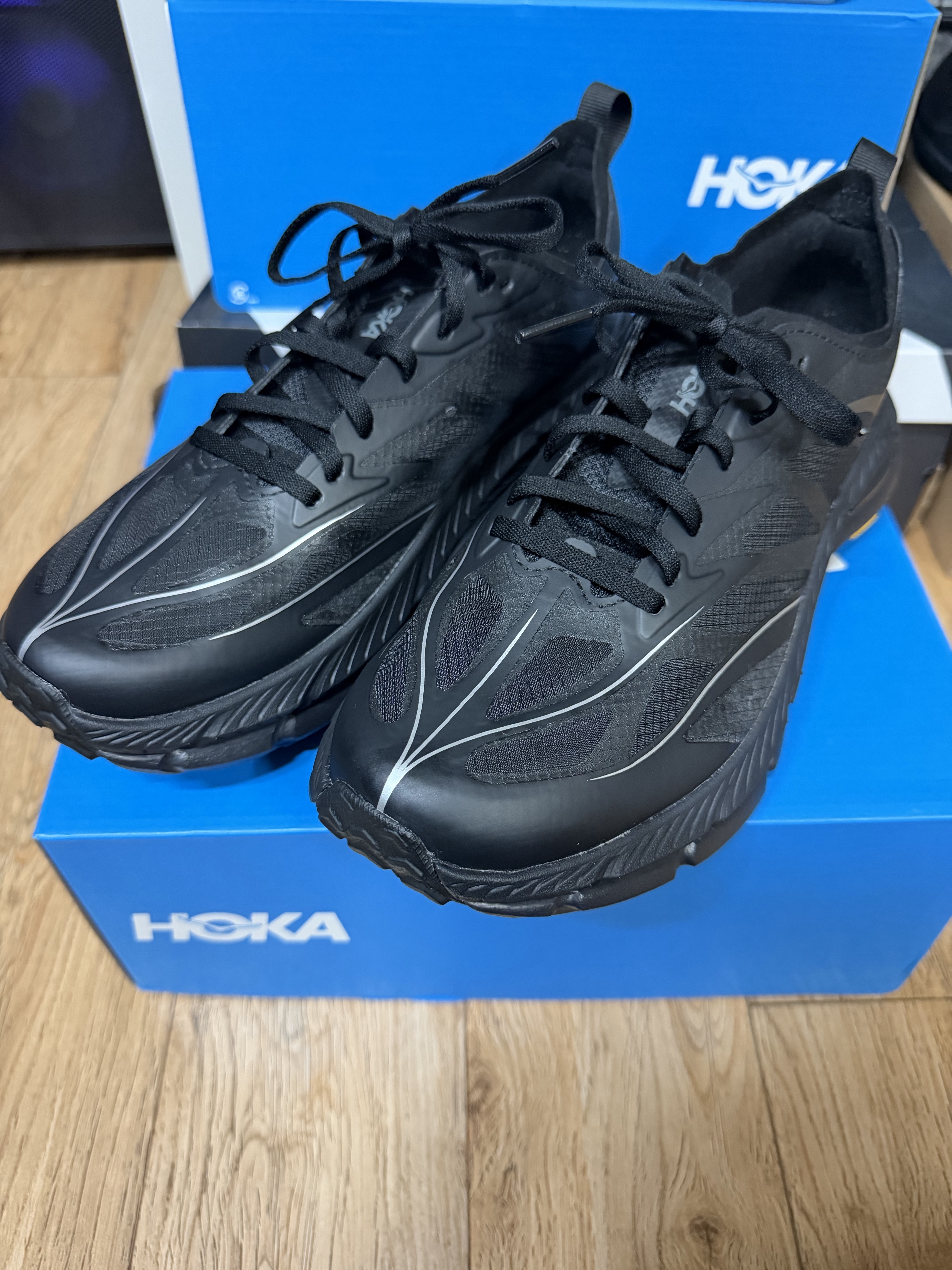 Roa Hiking Sella Black, Hoka Mafate Speed 4 Lite Black Outer Orbit 착용 스타일 - 2