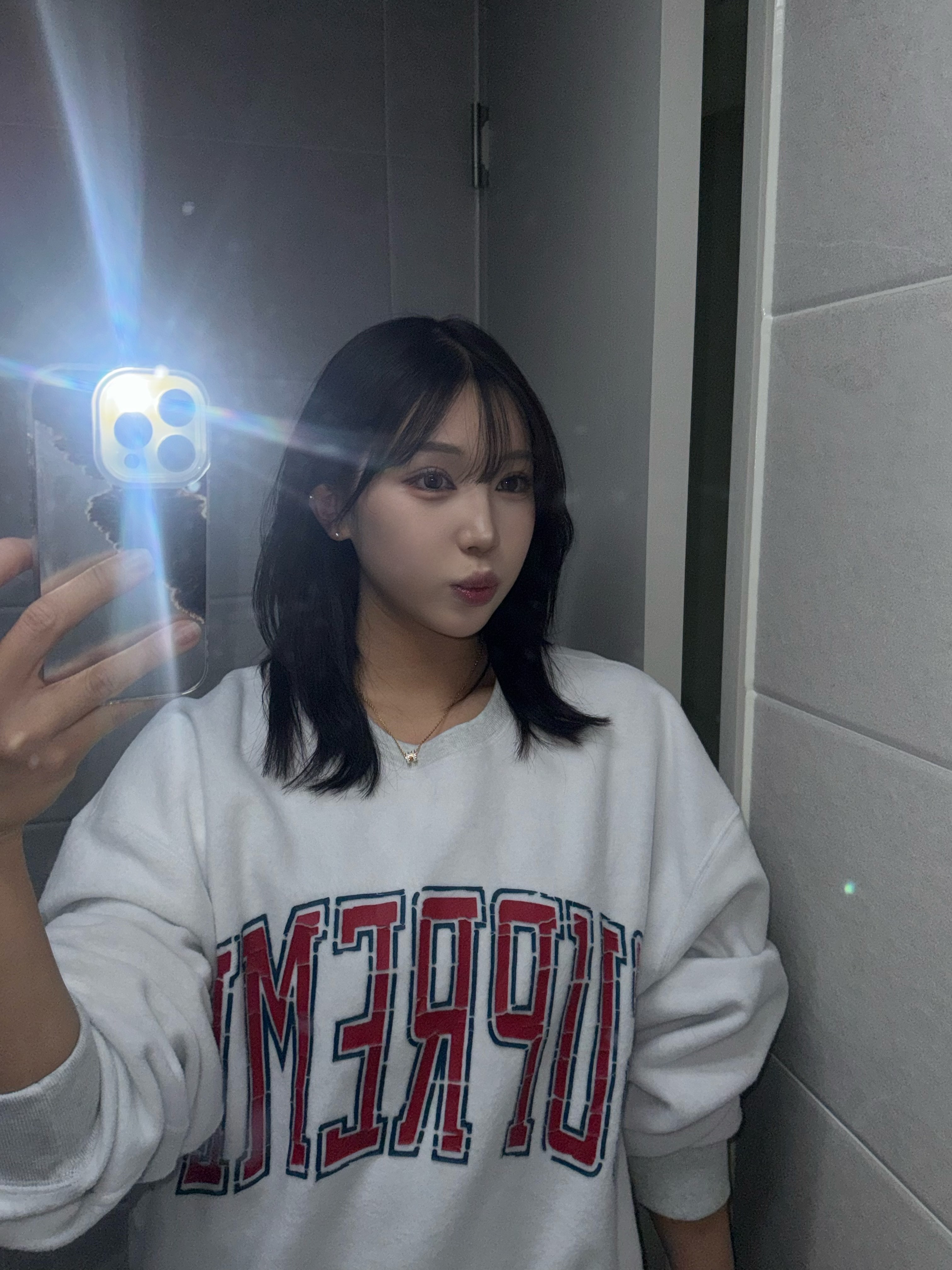 Supreme Inside Out Crewneck Ash Grey - 23FW 착용 스타일 - 2