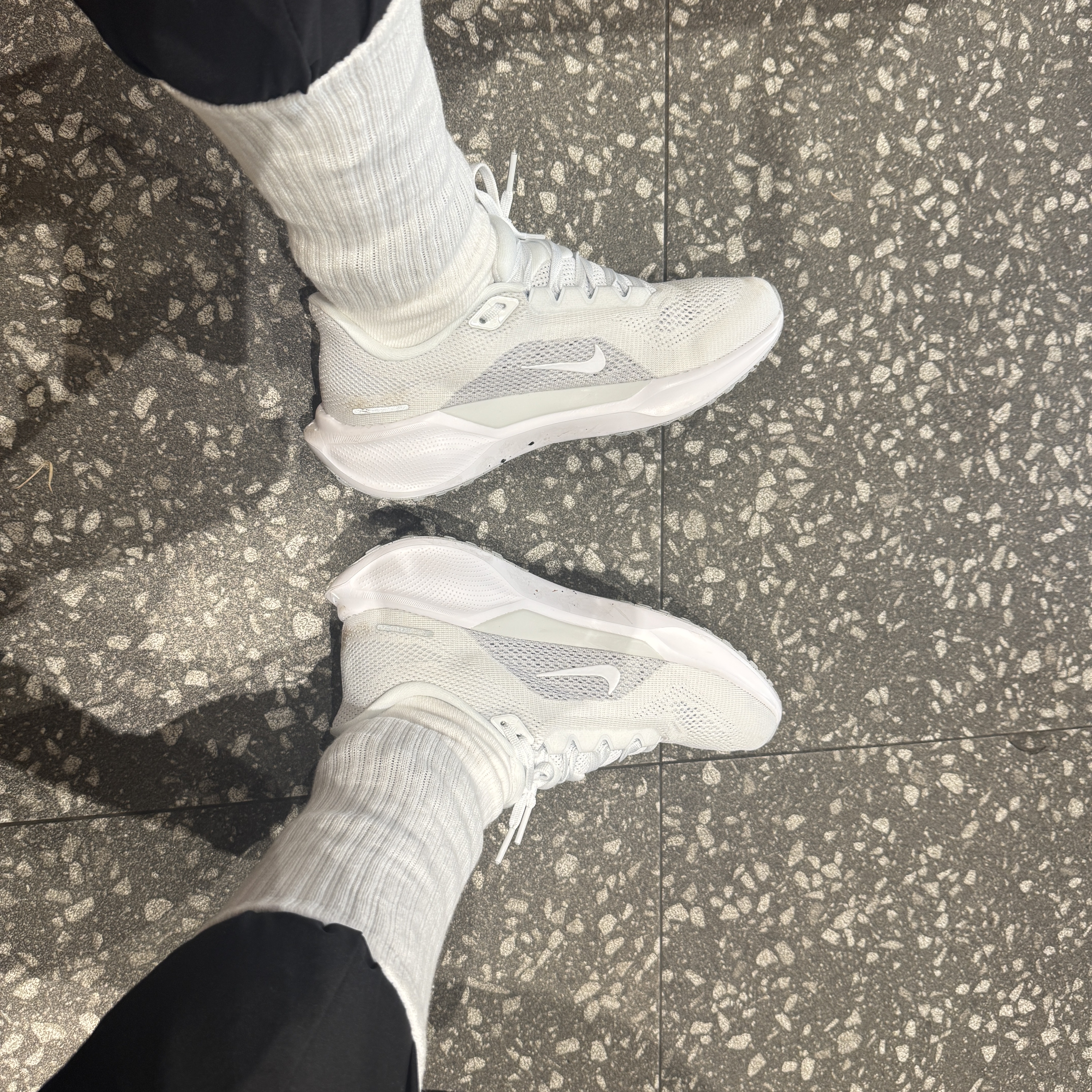Nike Air Zoom Pegasus 41 White Pure Platinum 착용 스타일 - 1