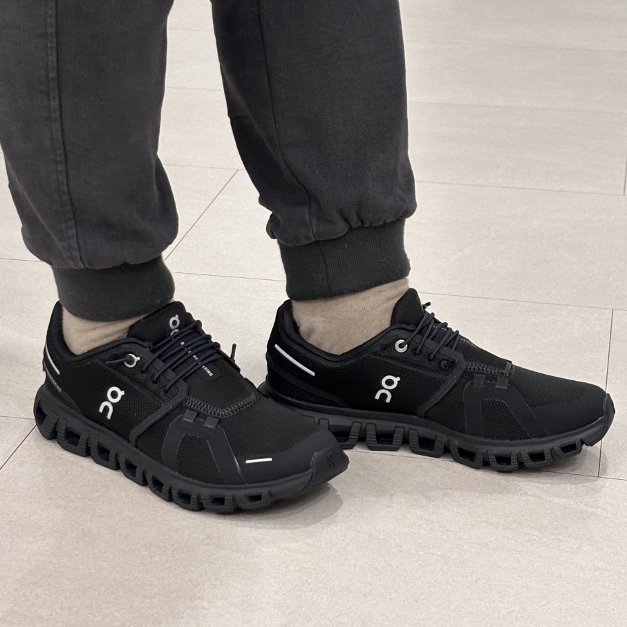 (W) On Running Cloud 6 Black 착용 스타일