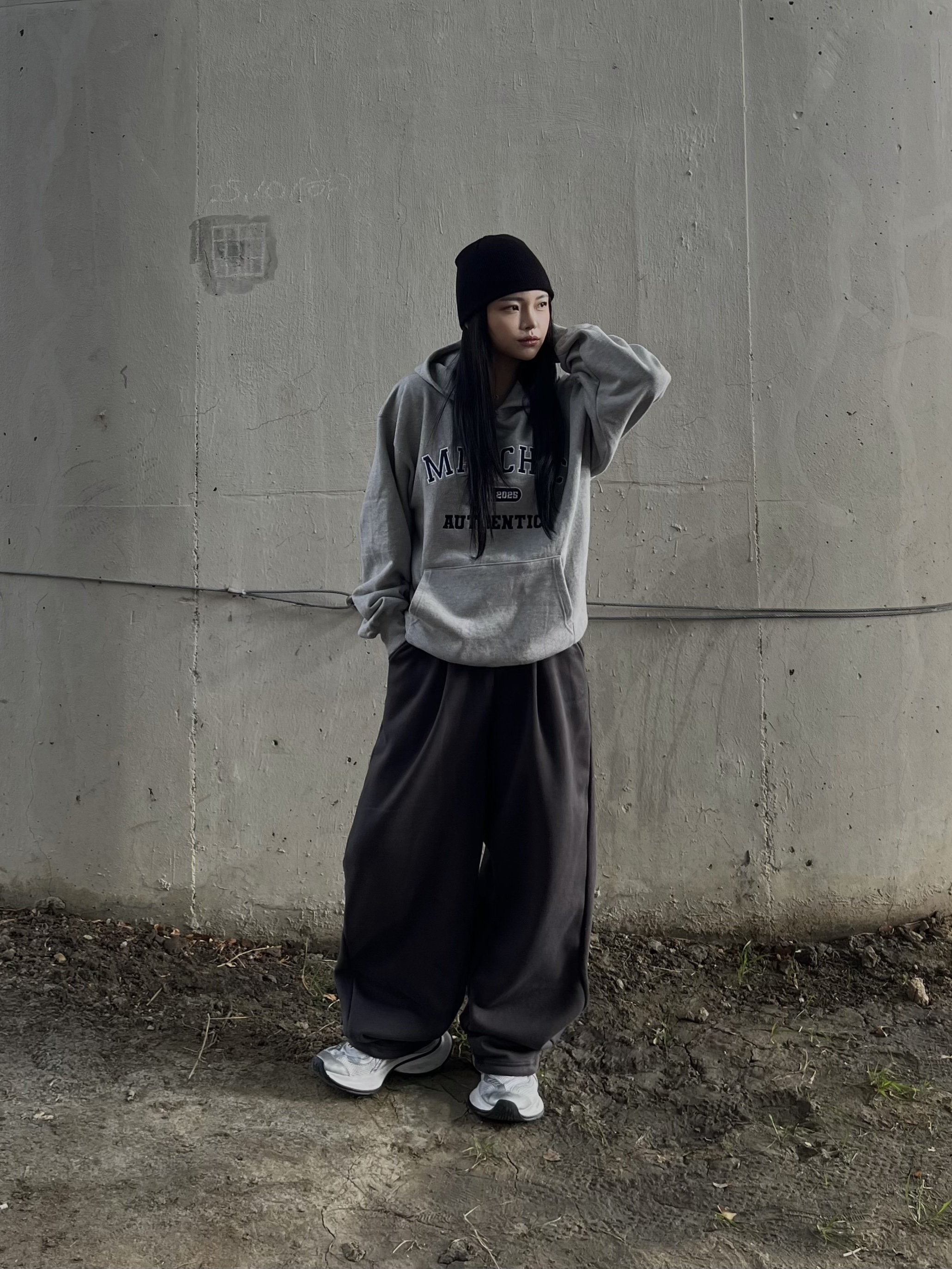 Balenciaga Circuit Sneaker White Silver 착용 스타일 - 1