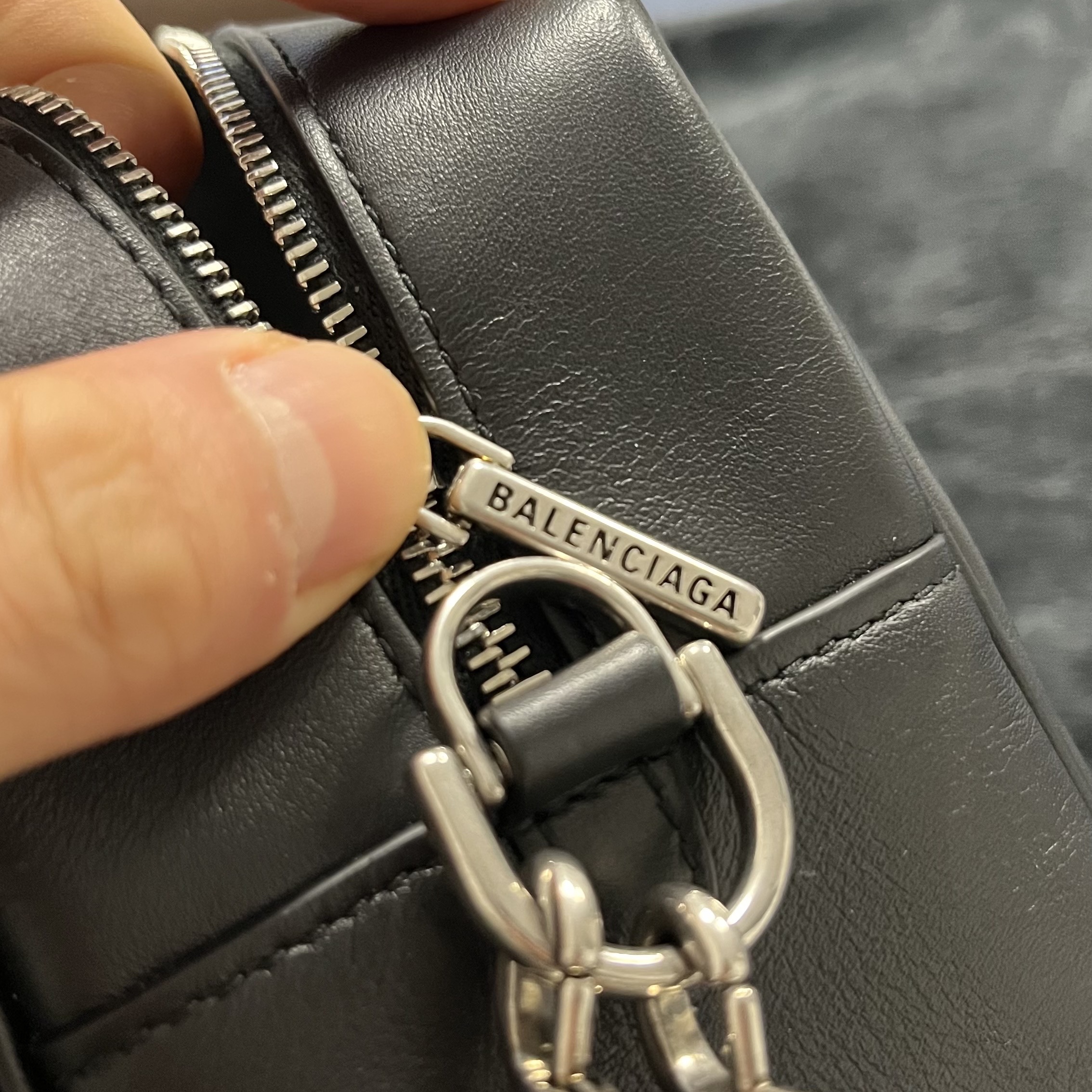 Balenciaga Rodeo Camera Bag Black 착용 스타일 - 7