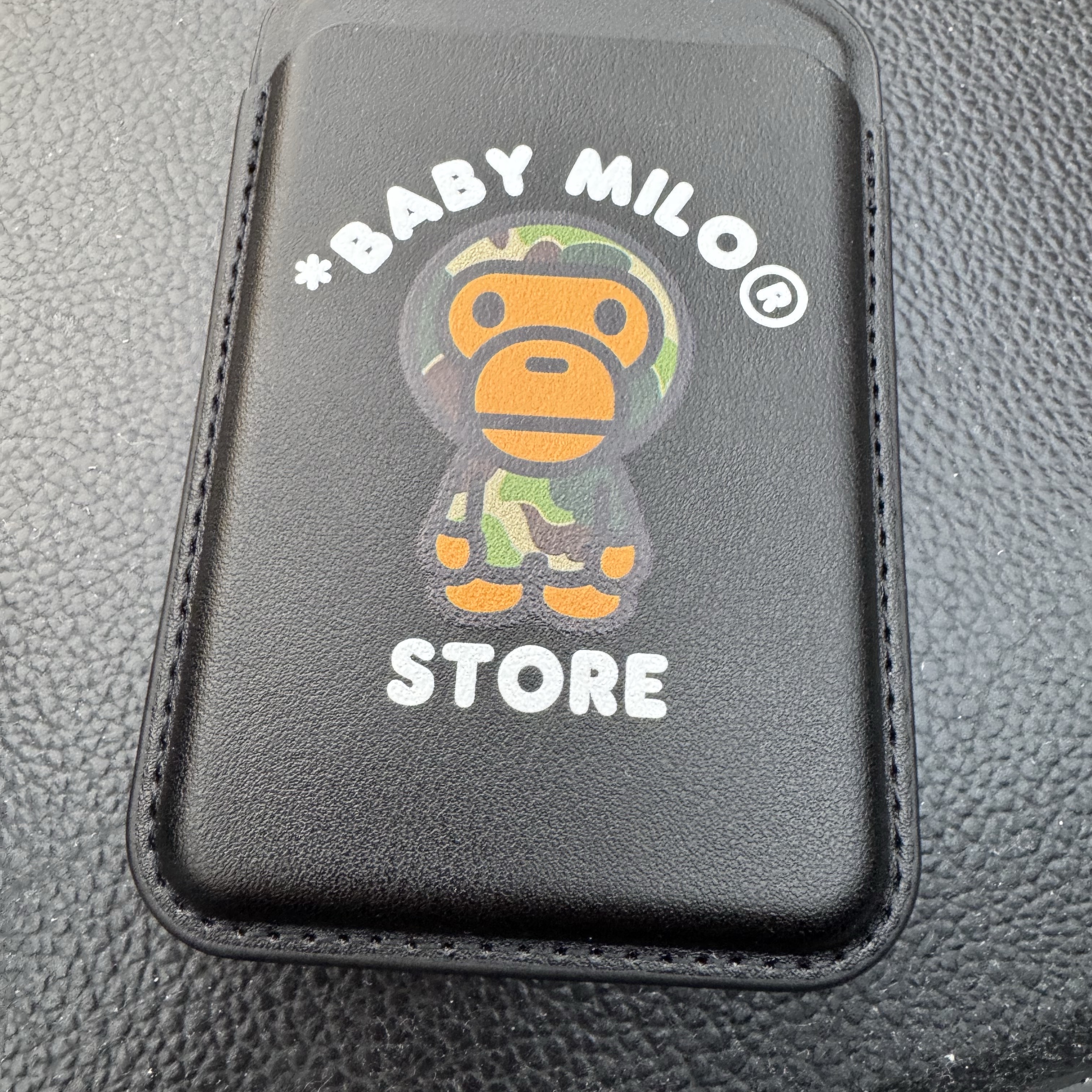 BAPE Baby Milo MagSafe Card Holder Black 착용 스타일