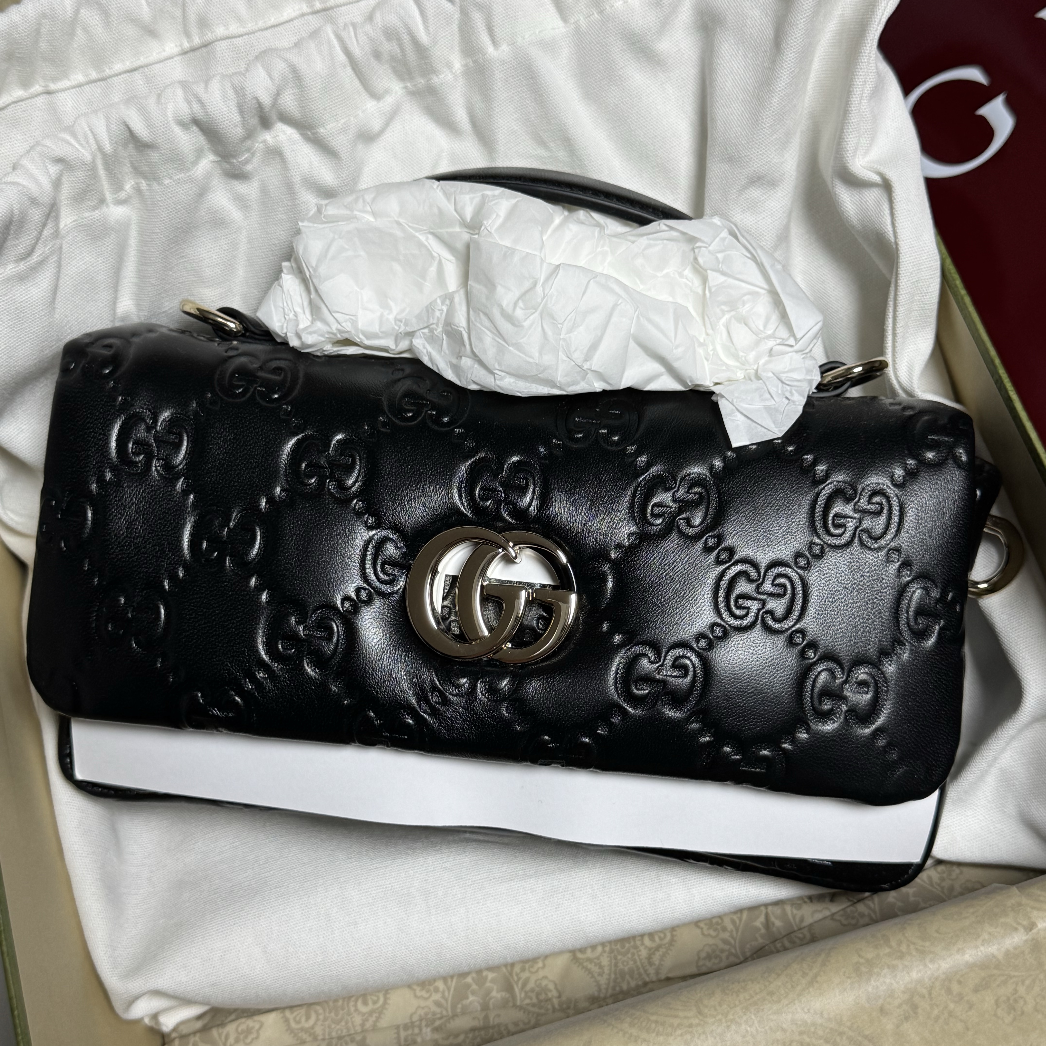 Gucci GG Milano Mini Top Handle Bag Black Leather 착용 스타일 - 2
