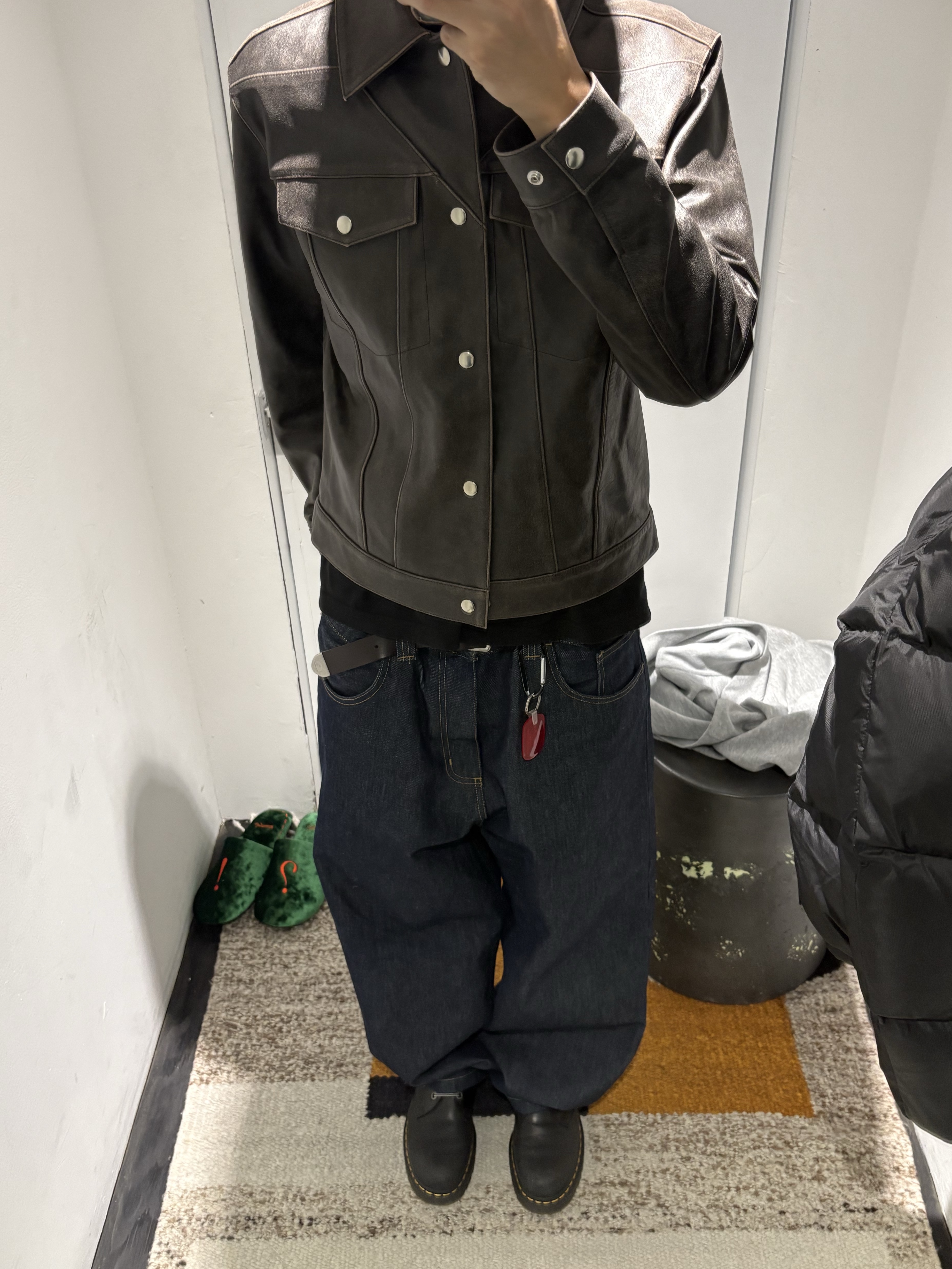 Carhartt WIP Brandon Pants Blue Rigid 착용 스타일 - 2