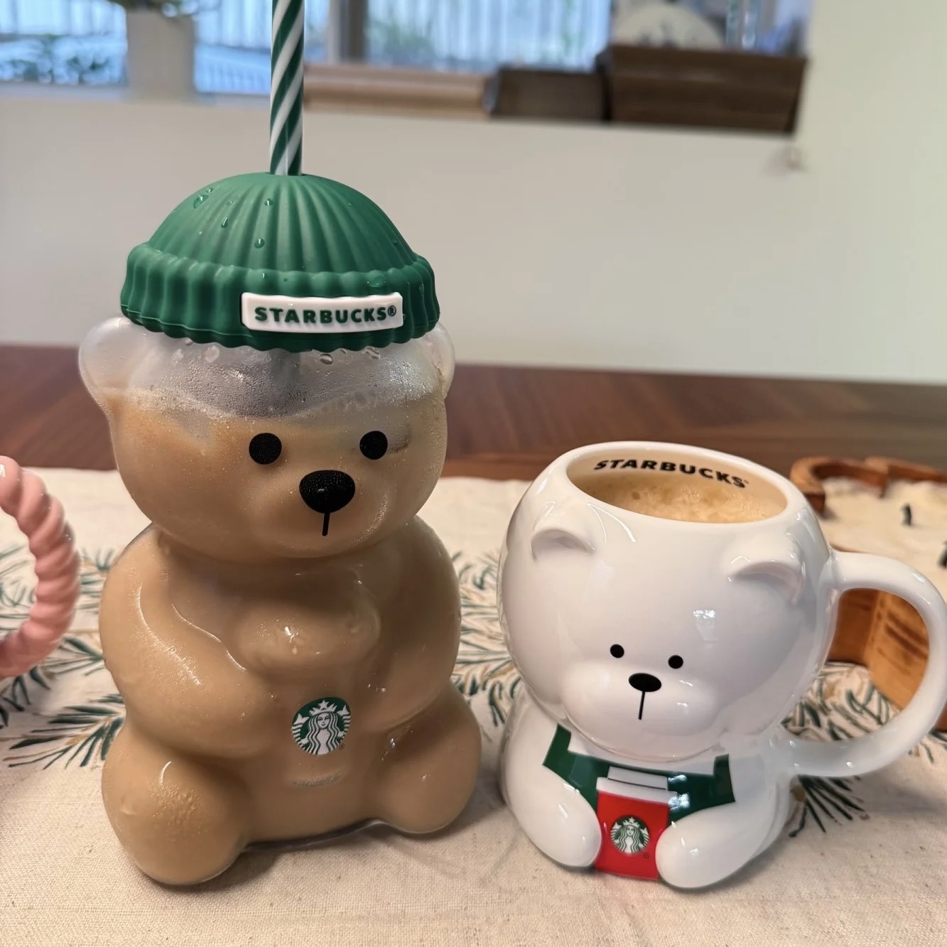 Starbucks Autumn Bearista Glass Cold Cup 591ml 착용 스타일