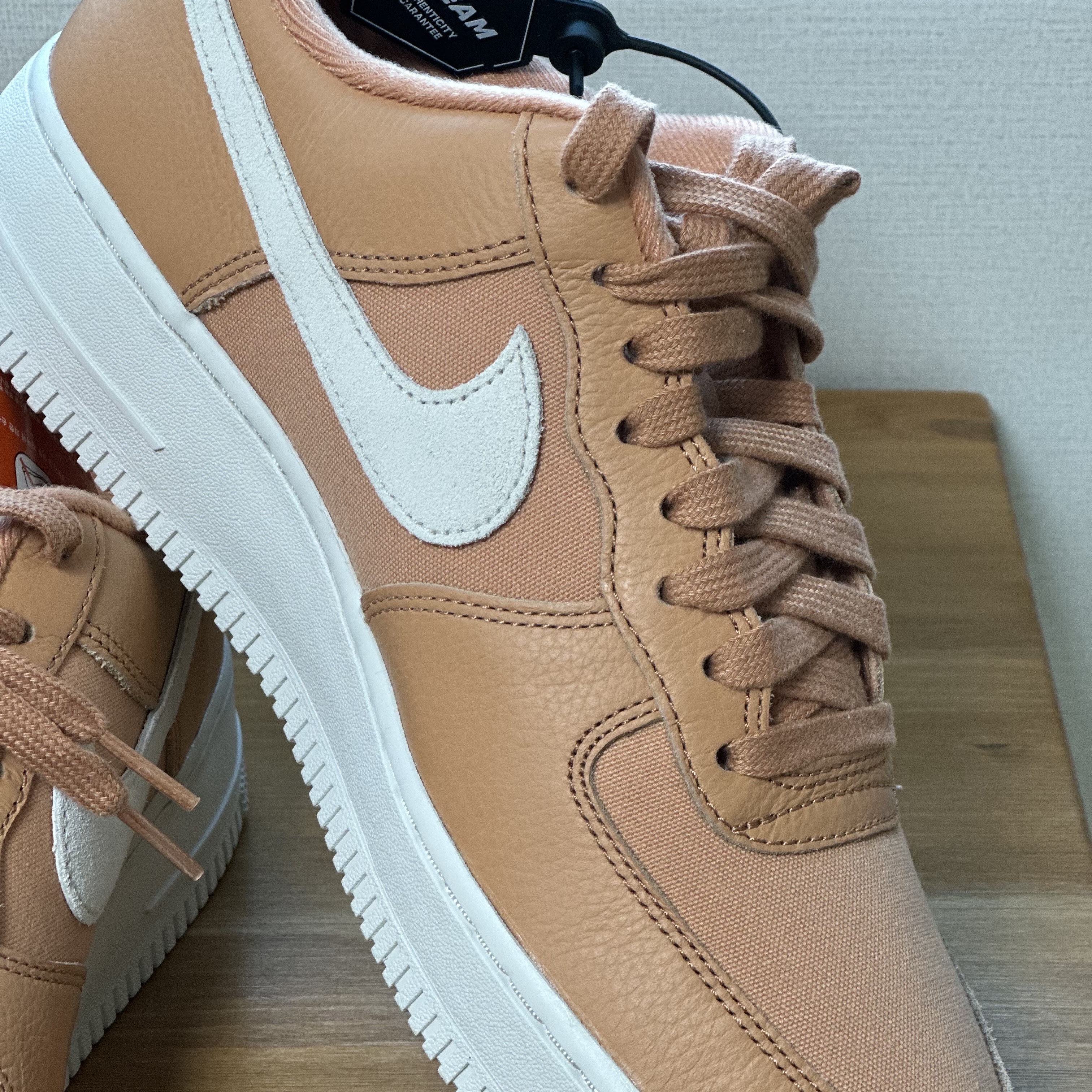 Nike Air Force 1 '07 LX Amber Brown 착용 스타일 - 1
