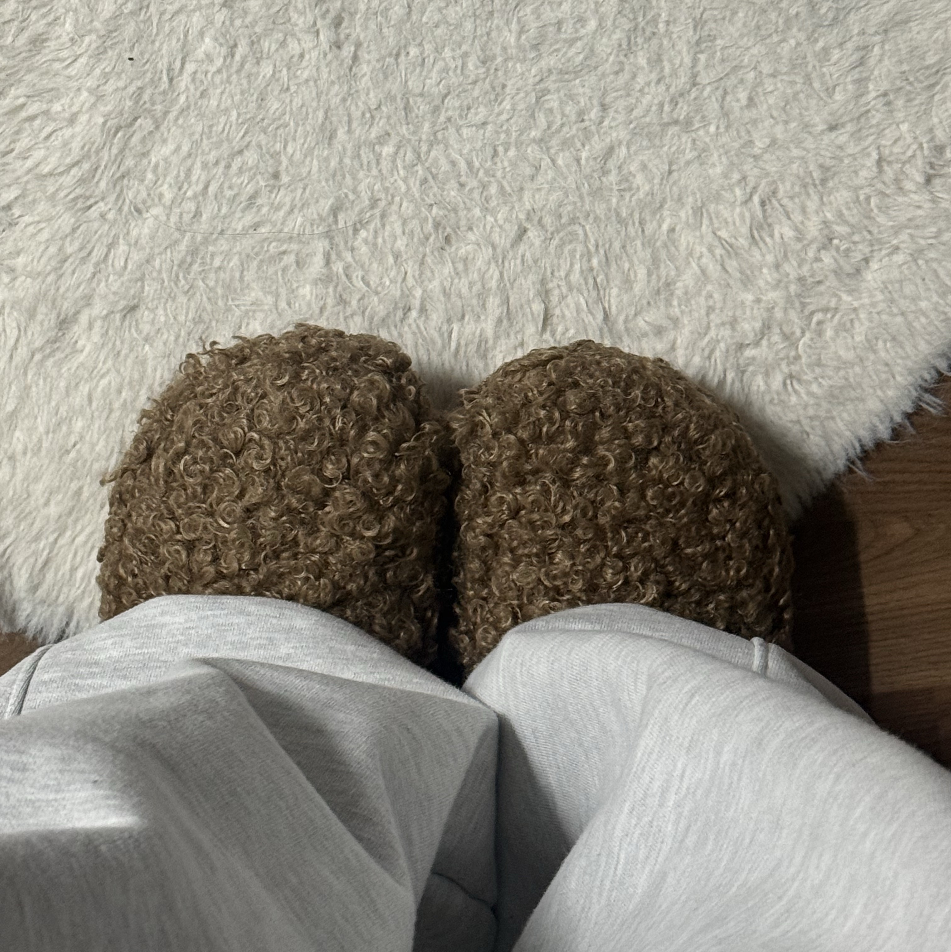 Crocs Classic Faux Doodle Fur Clog Sepia 착용 스타일 - 1