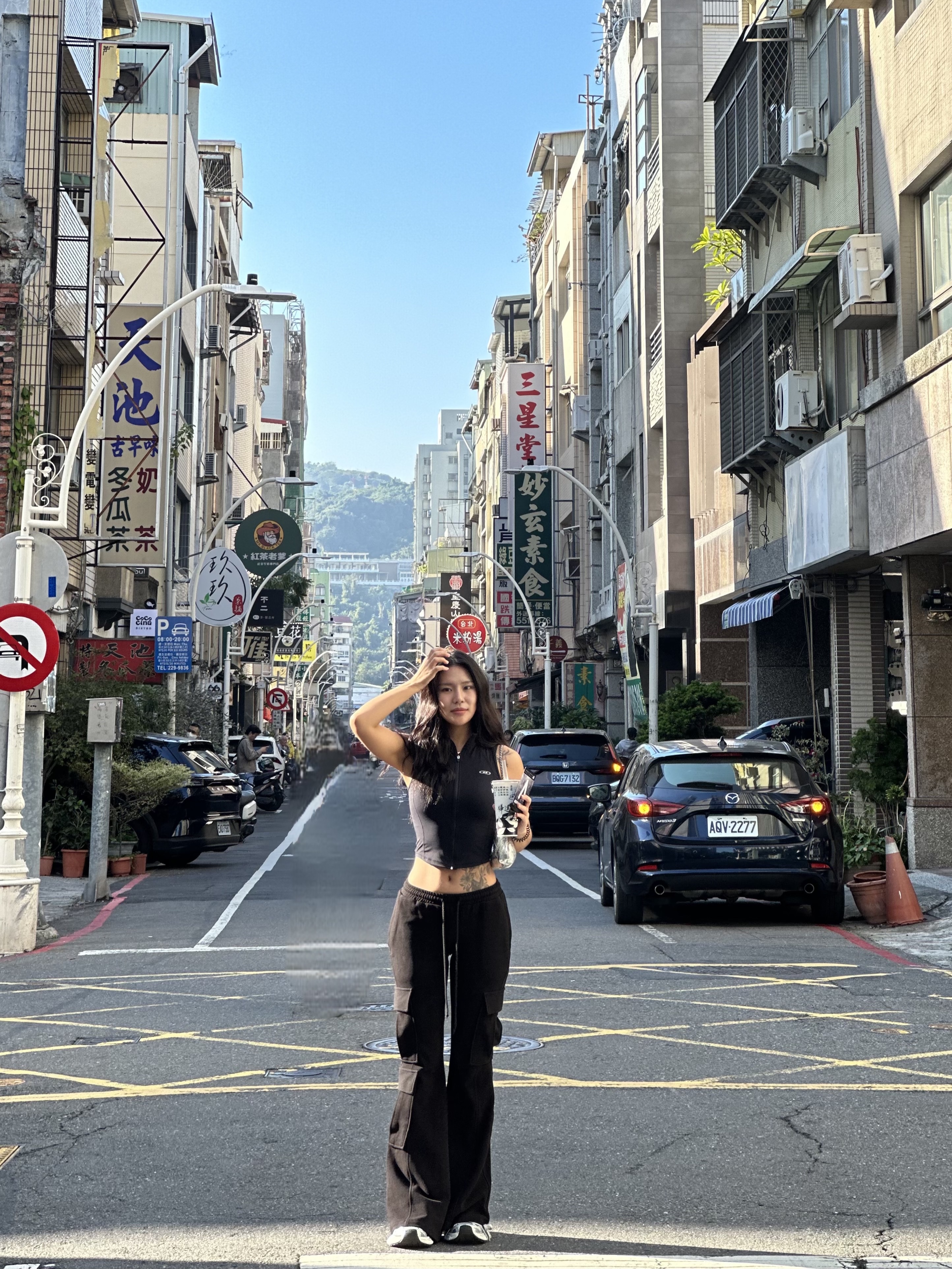 BORN TO WIN Active Line Full Zip-Up Tank Top Black 착용 스타일