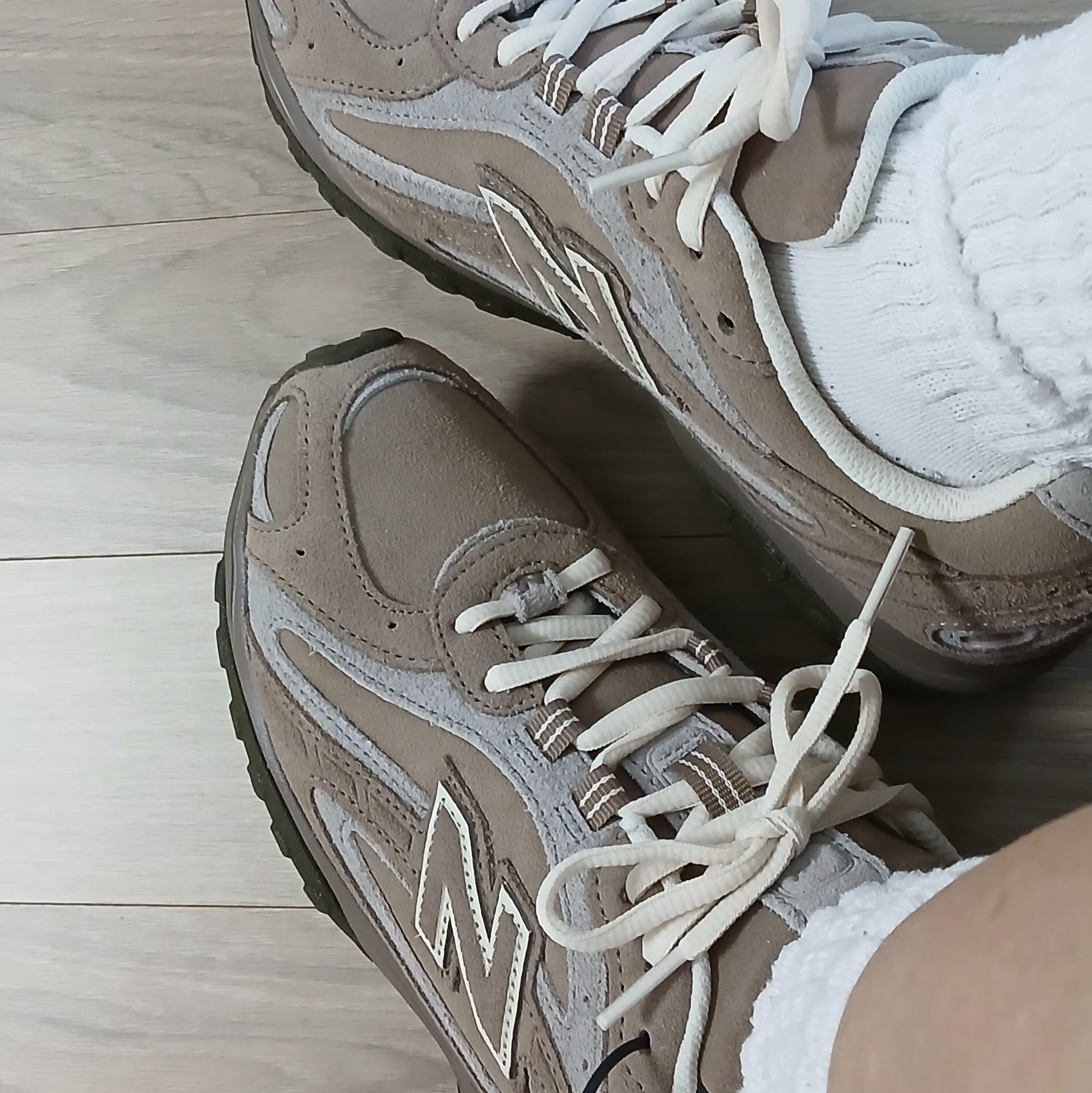 New Balance 204L Suede Mushroom Arid Stone 착용 스타일