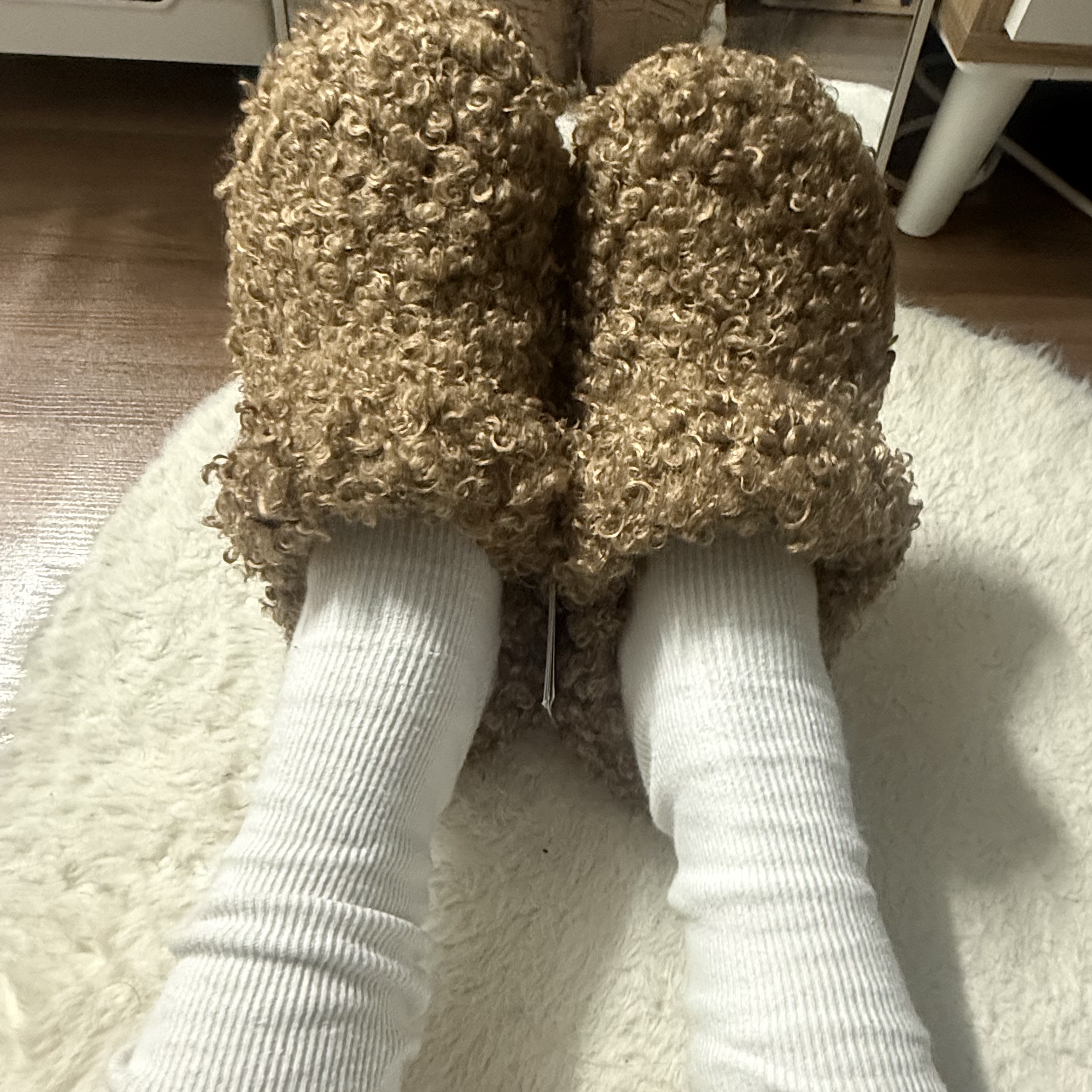 Crocs Classic Faux Doodle Fur Clog Sepia 착용 스타일 - 2