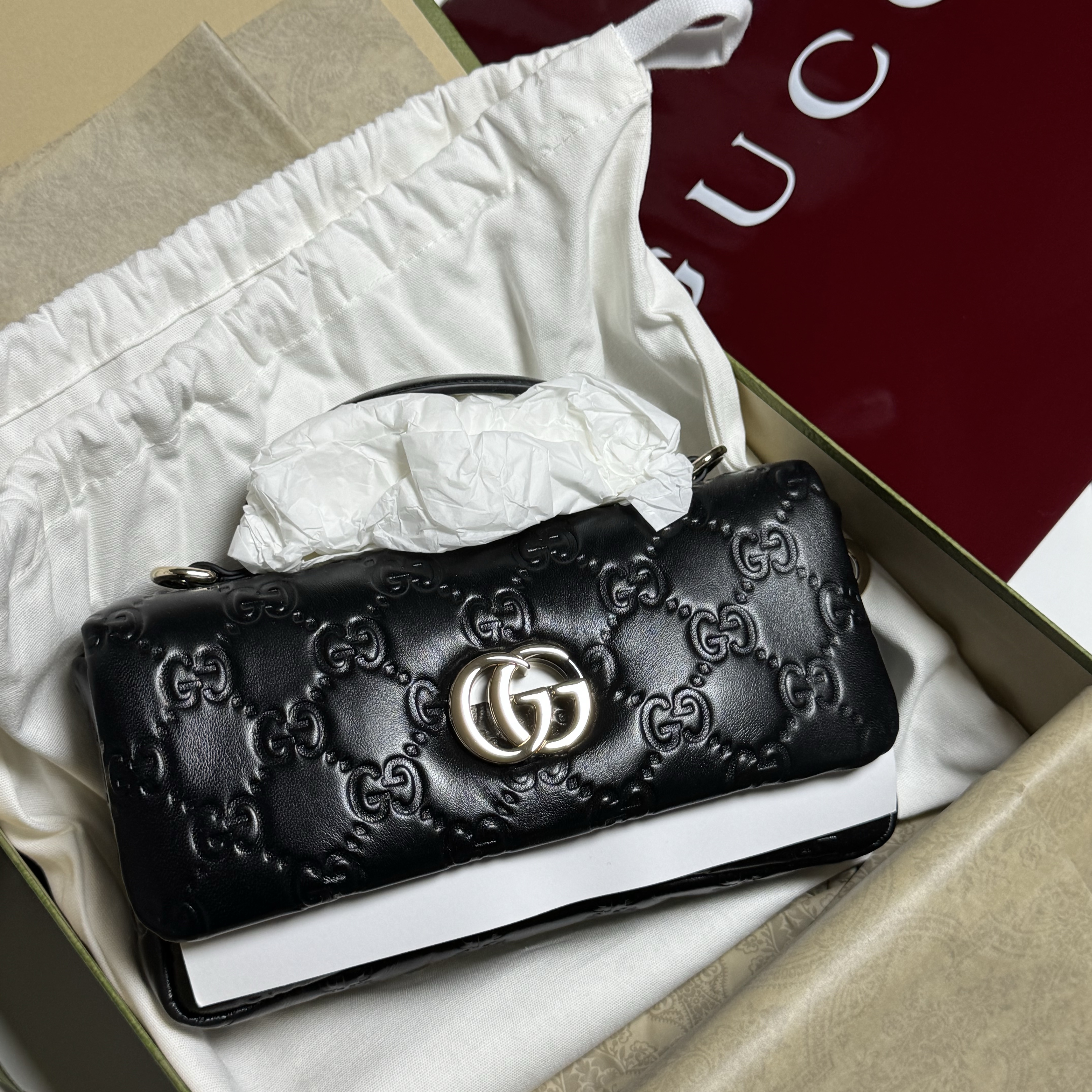 Gucci GG Milano Mini Top Handle Bag Black Leather 착용 스타일 - 1