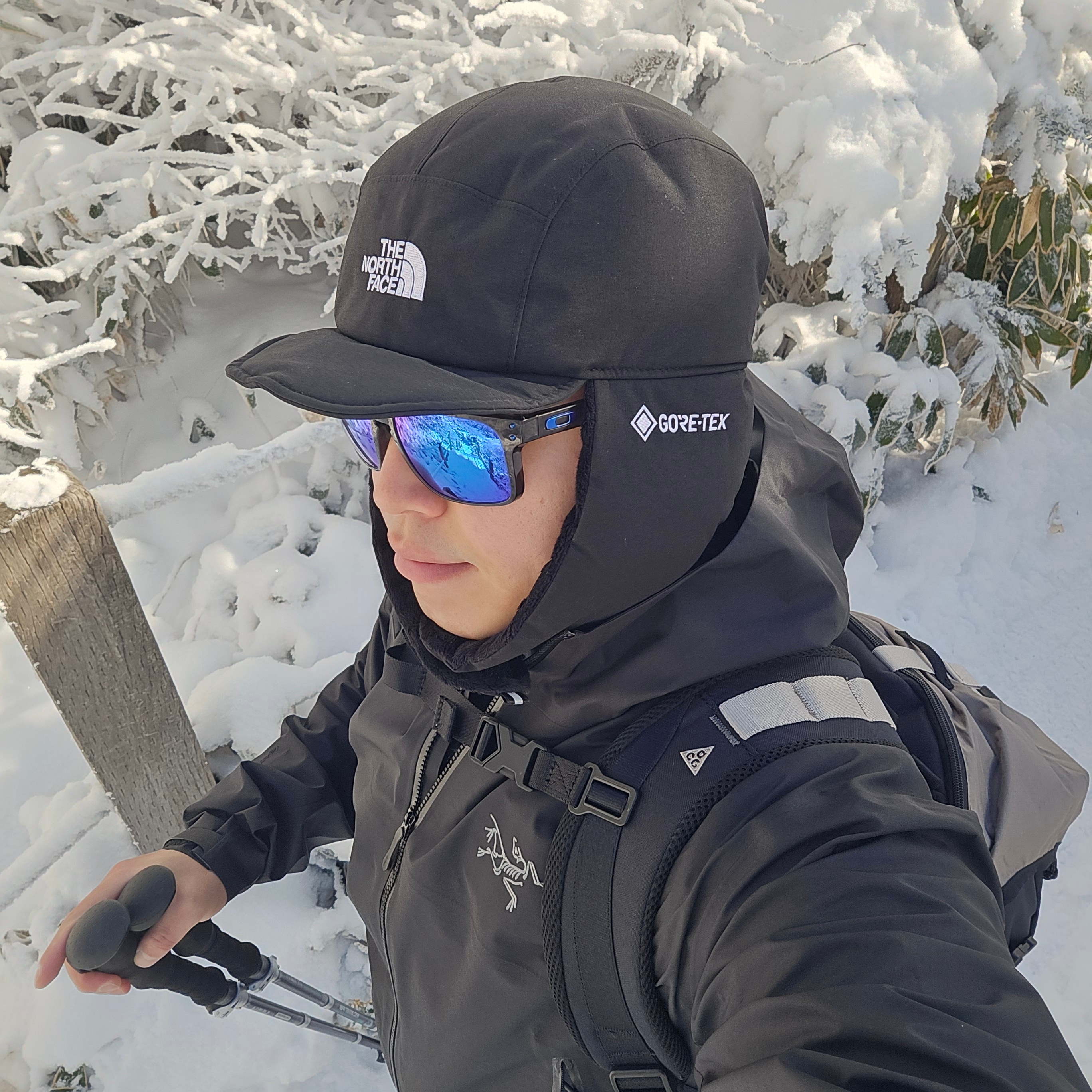 The North Face Gore-Tex Earmuff Cap Black 착용 스타일