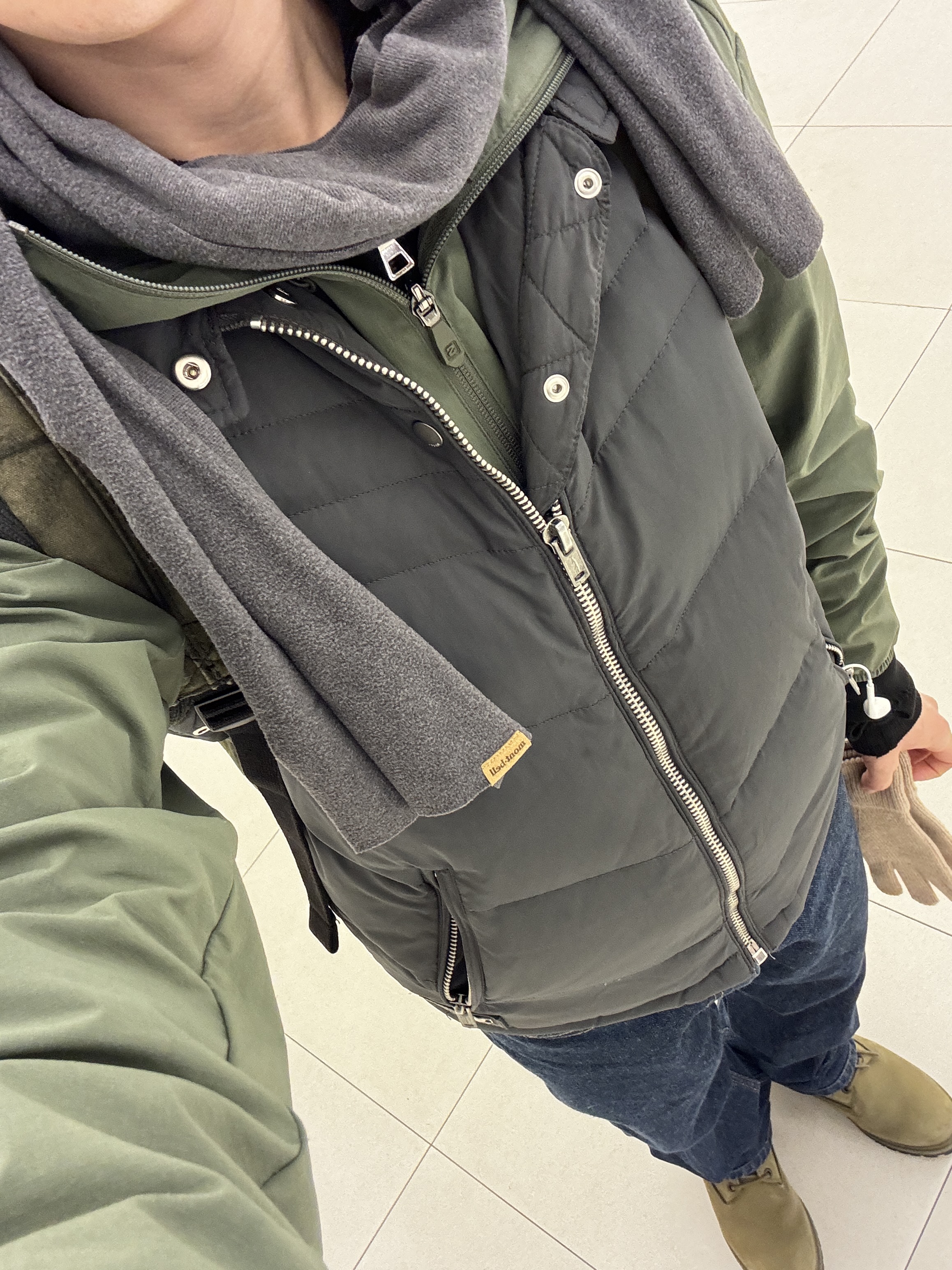 Sports Dept Small Logo Windbreaker Khaki, Stussy Canvas Backpack Washed Black 착용 스타일