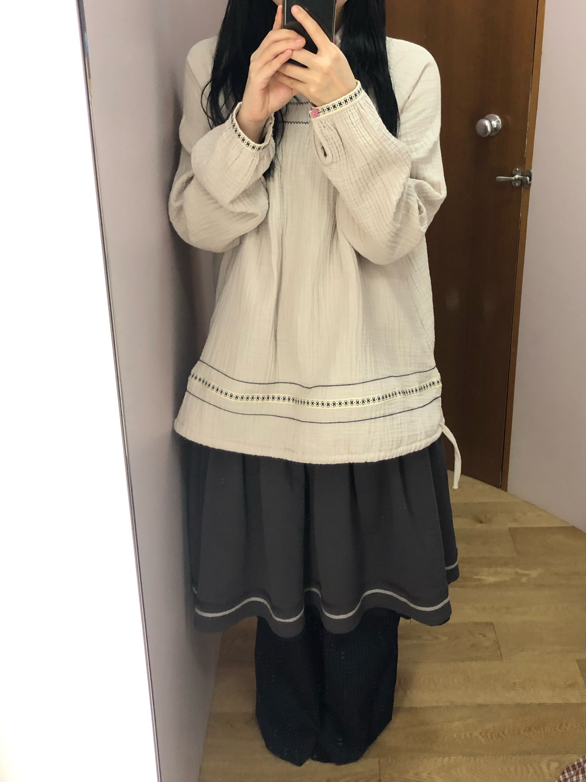 COYSEIO X BLYTHE Folding Shirring Skirt Charcoal 착용 스타일