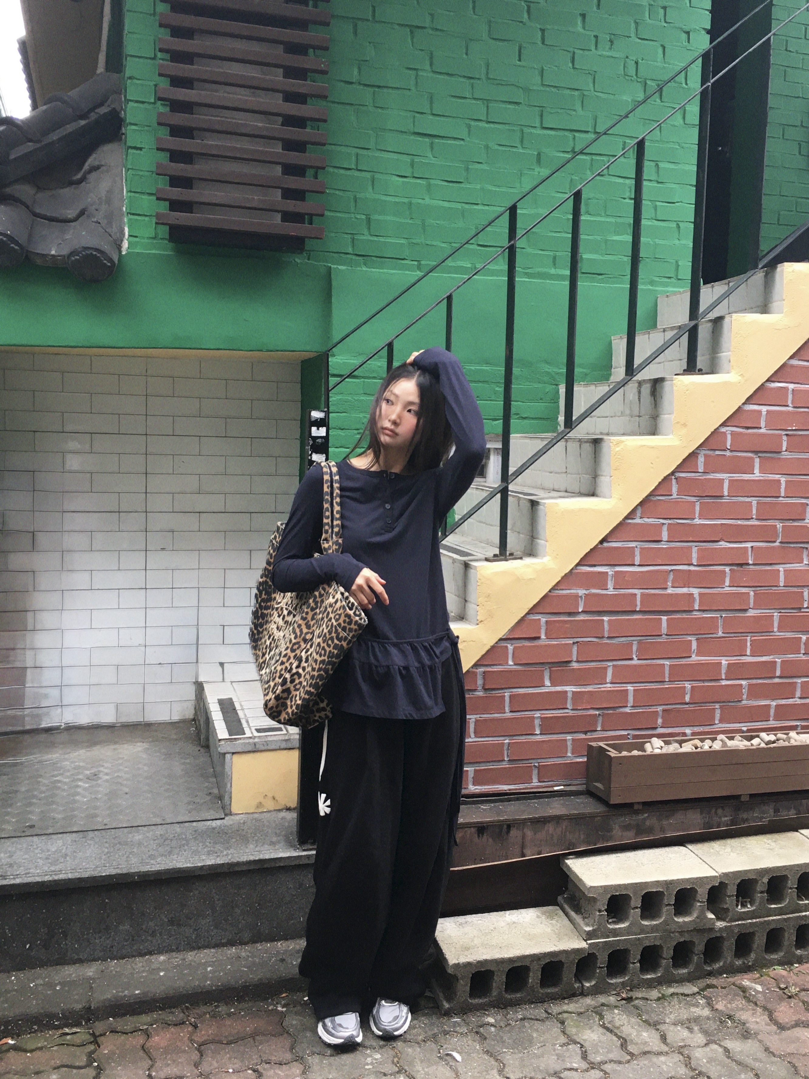 AMOU Molly One Tuck Sweat Pants Black 착용 스타일 - 2