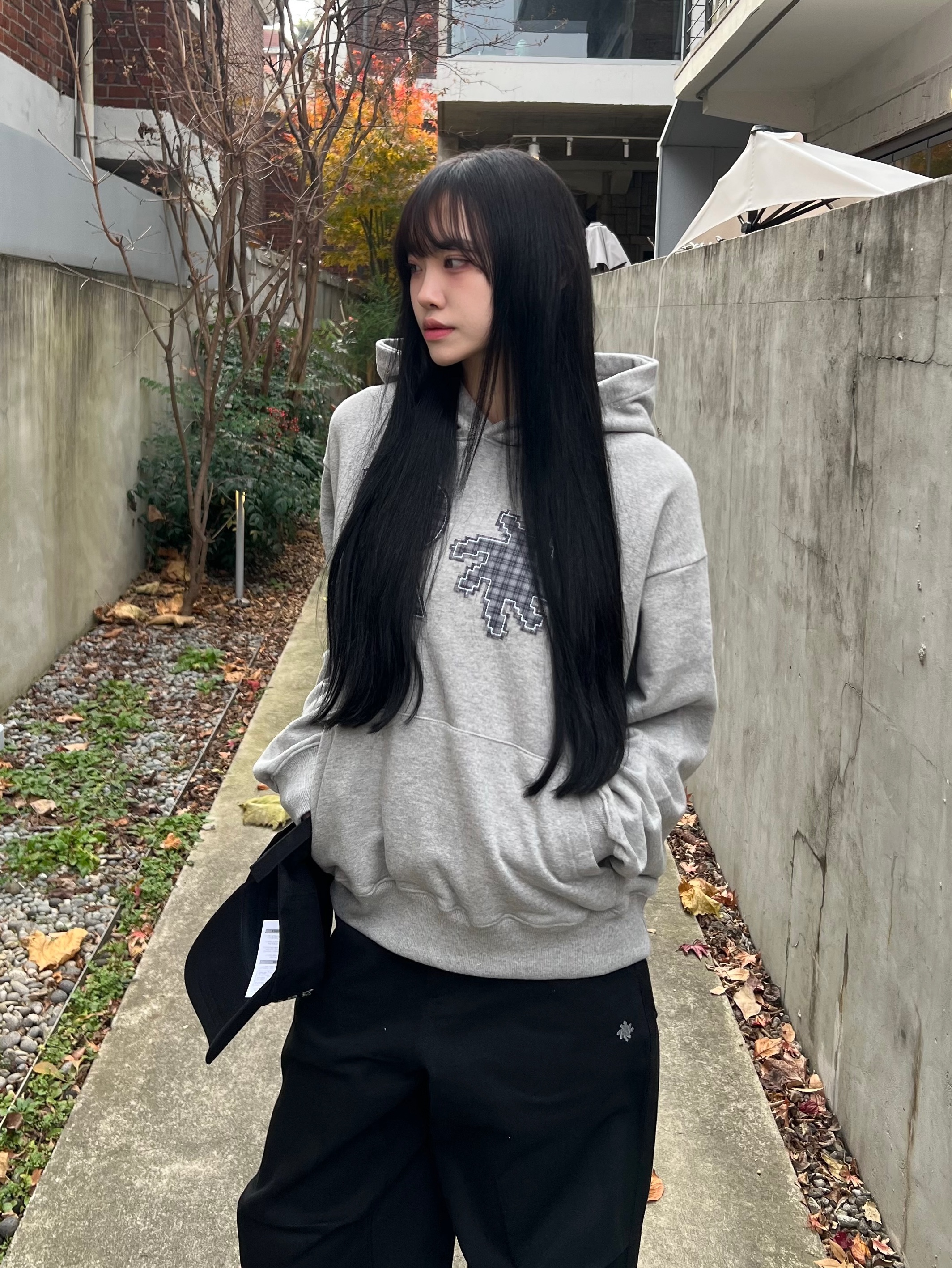 SLOW RECORD HOUSE Check Patch Hoodie Grey, SLOW RECORD HOUSE Double Pintuck Cotton Pants Black 착용 스타일 - 2