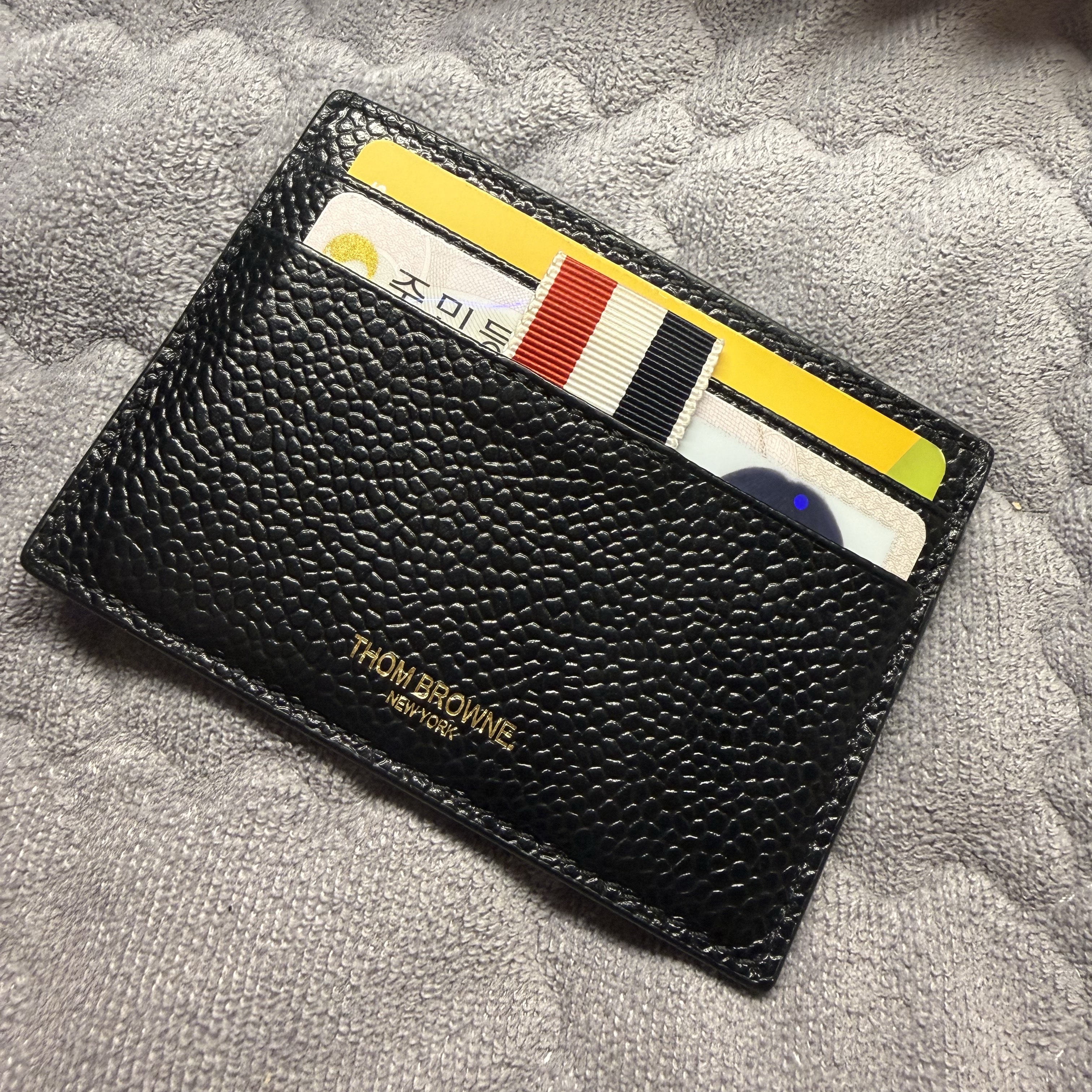 Thom Browne Pebble Grain Leather Stripe Note Compartment Card Holder Black 착용 스타일
