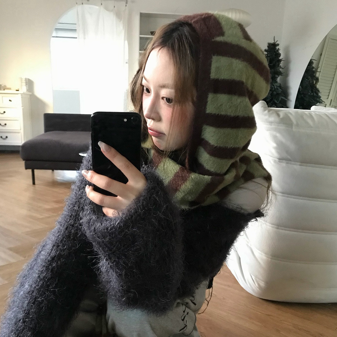 Thevinylhouse Hooded Muffler Khaki 착용 스타일