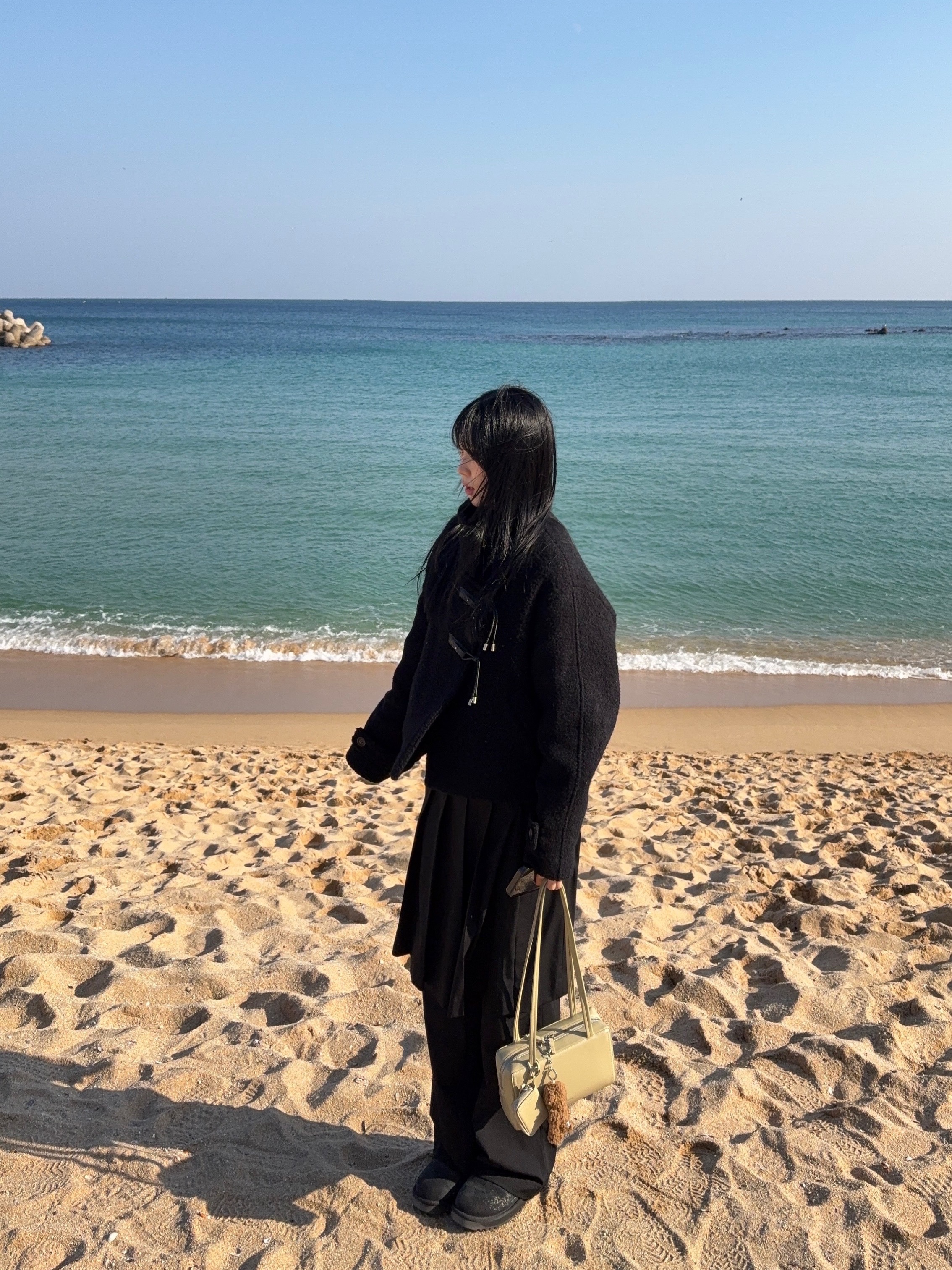 (W) UGG Classic Mini II Boots Black 착용 스타일 - 1