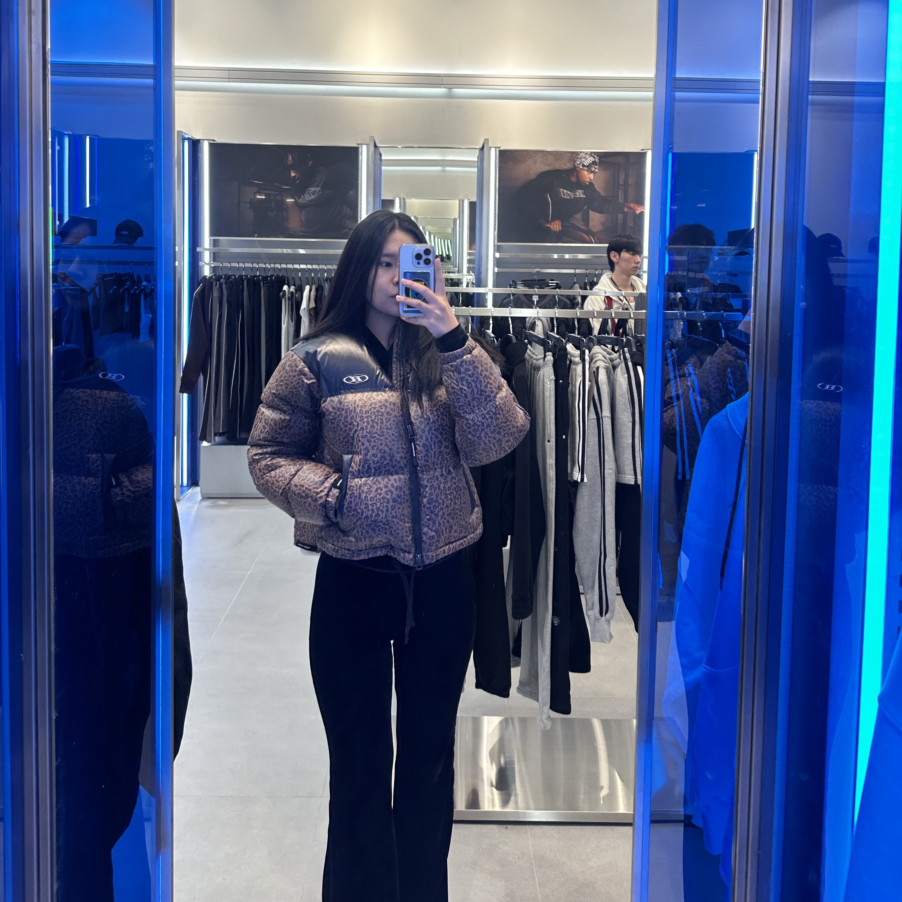 BORN TO WIN W Silver B Glossy Crop Puffer Down Leopard, BORN TO WIN Akt Key Ring Blue 착용 스타일 - 3