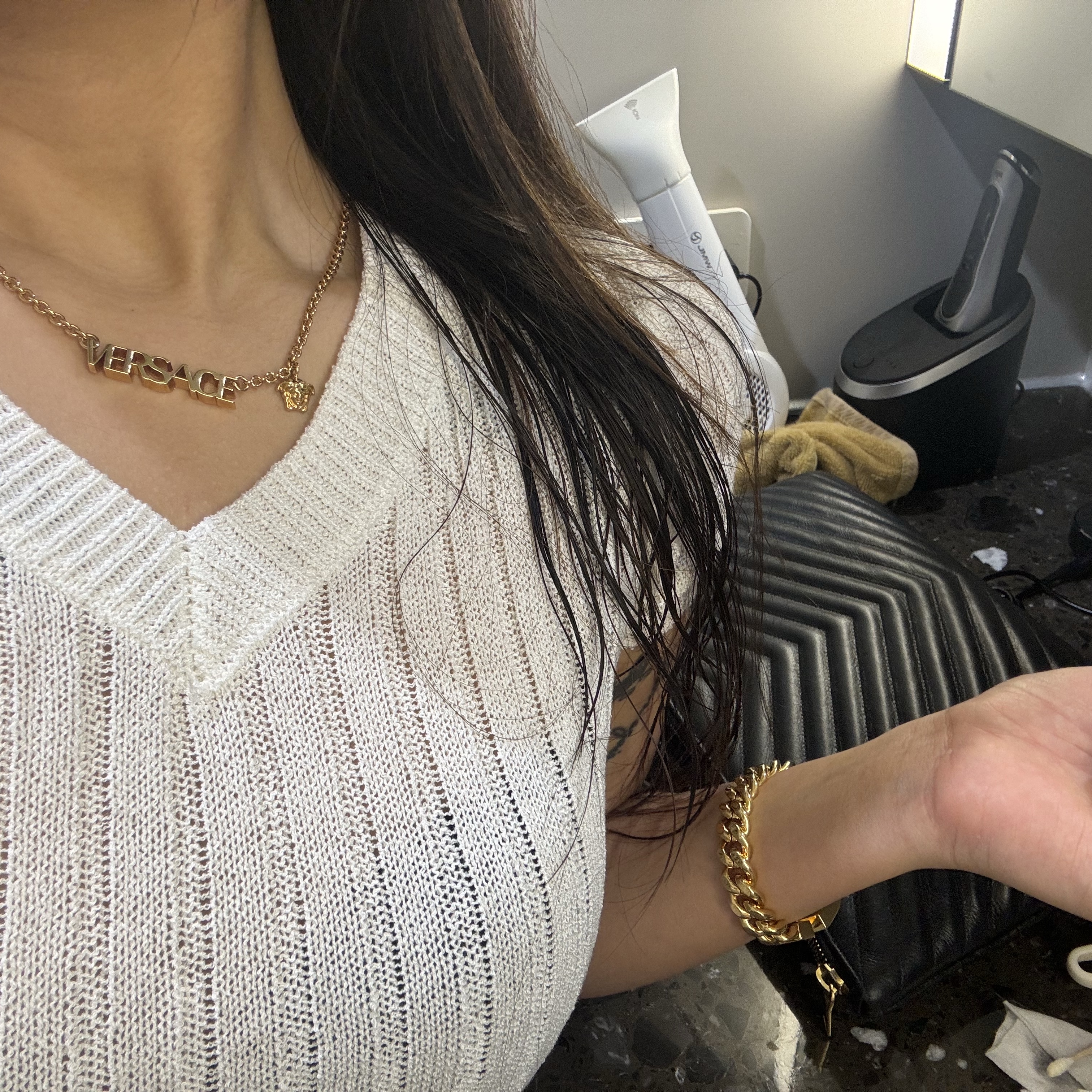 Versace Logo Necklace Gold, Versace Bracelet Bright Gold 착용 스타일