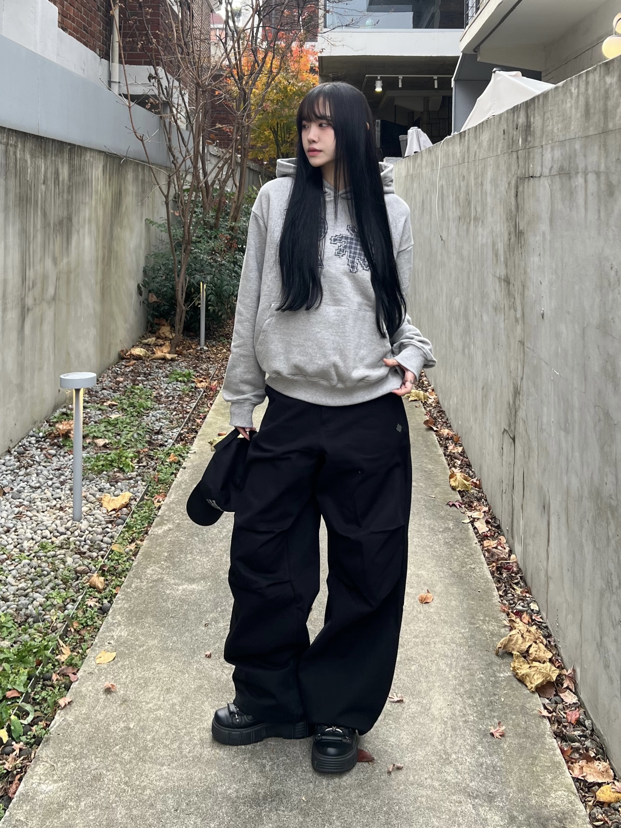 SLOW RECORD HOUSE Check Patch Hoodie Grey, SLOW RECORD HOUSE Double Pintuck Cotton Pants Black 착용 스타일 - 1