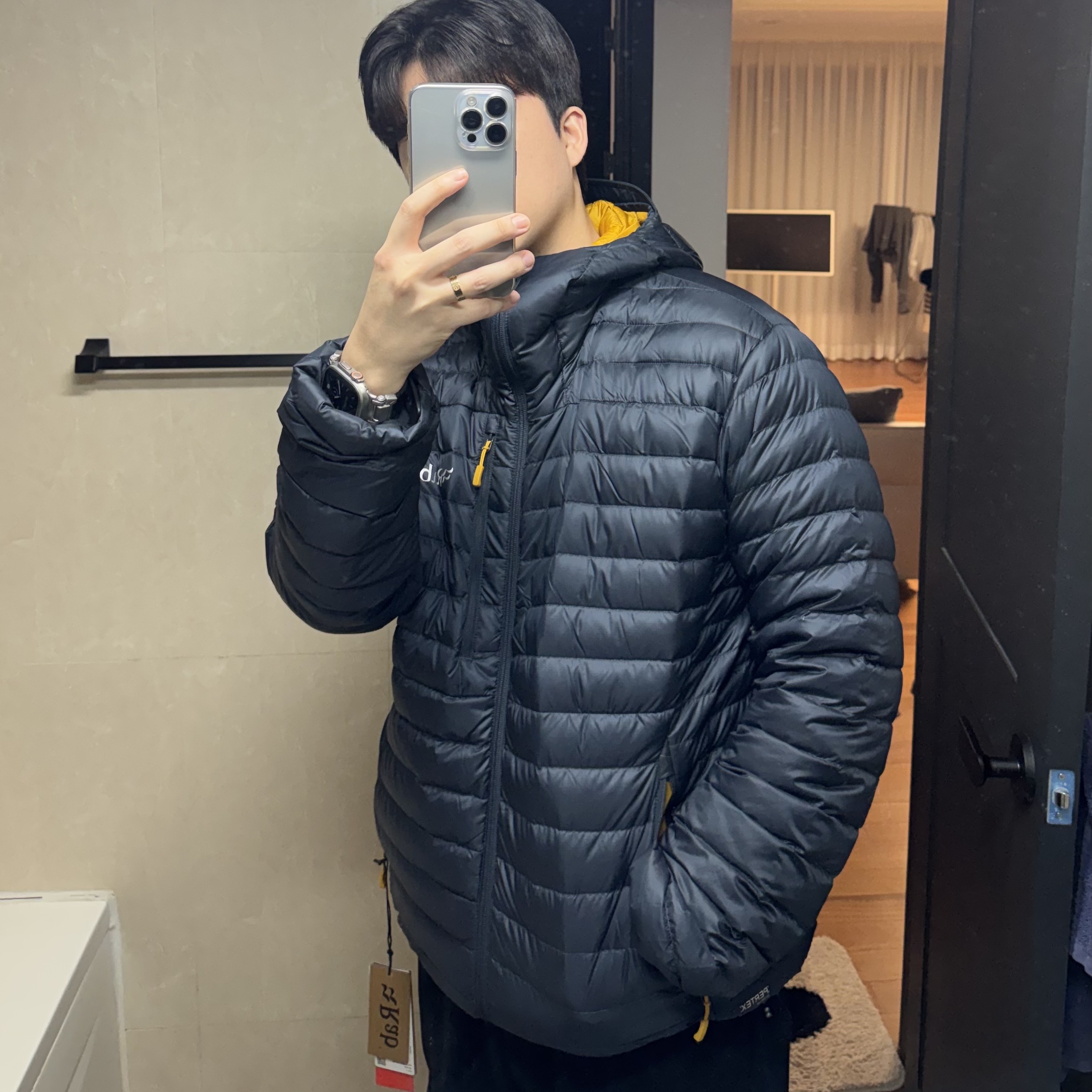 Rab Microlight Alpine Jacket Beluga 착용 스타일